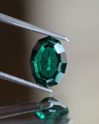 Emerald | Lab-Created Hydrothermal, oval-cut, fantasy-cut, 10x7mm*, 1,5ct