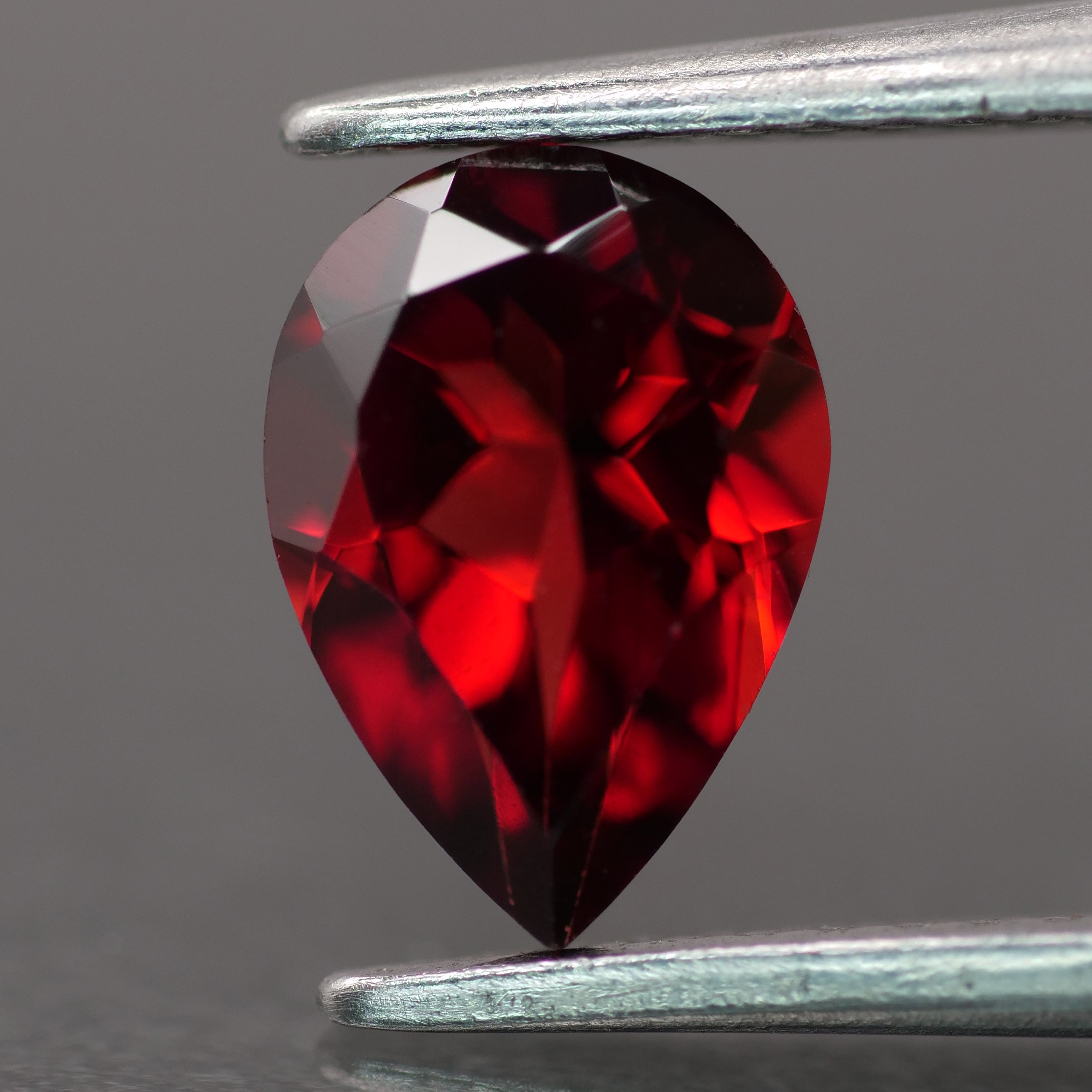 Garnet red color, pear-cut, 10x7mm, 2ct โ Eden Garden Jewelryโข