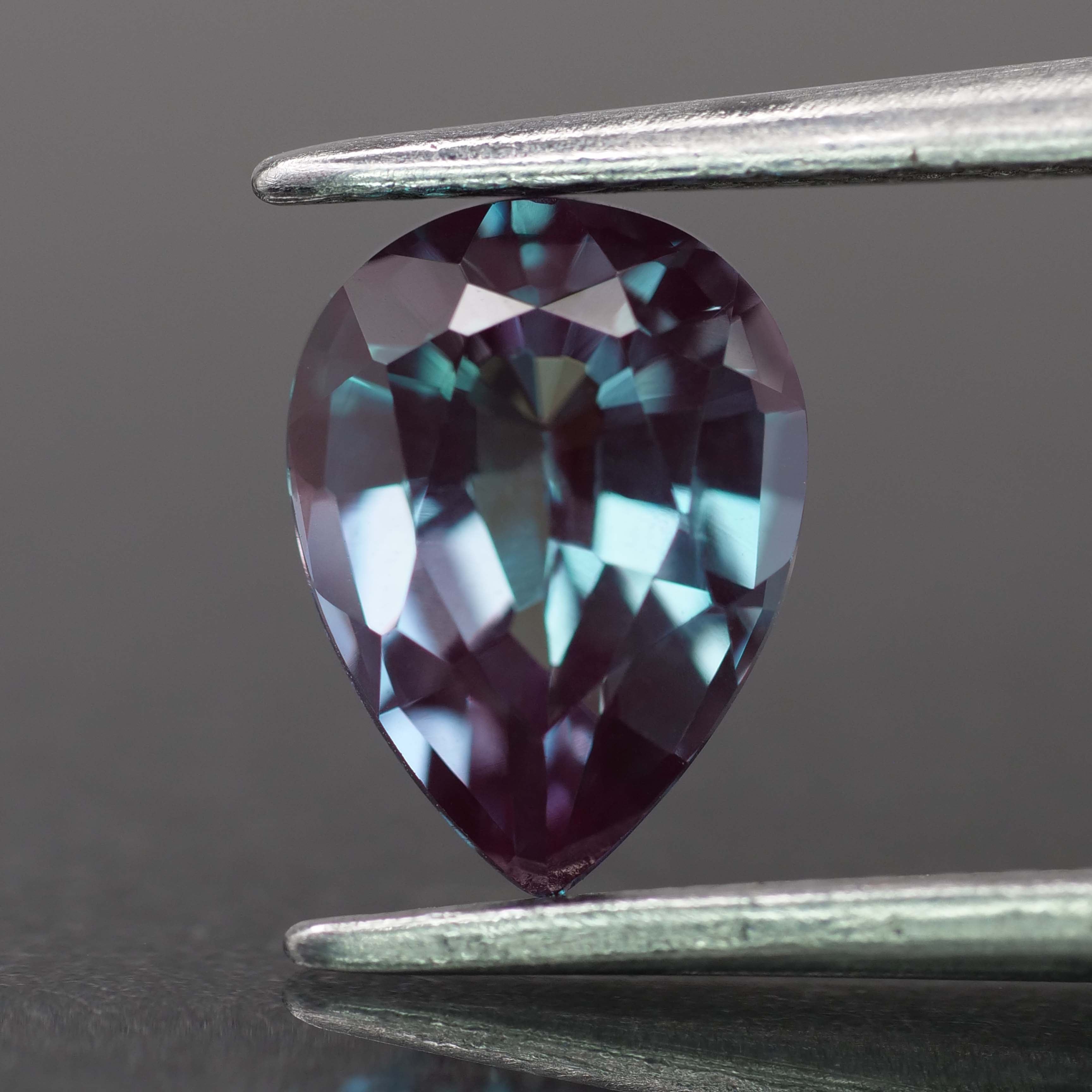 Alexandrite lab-created, colour changing, pear-cut, 8x6mm,