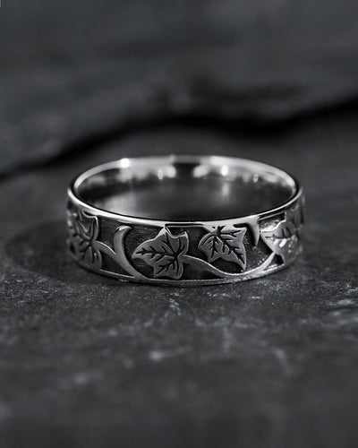 Black and gold wedding band for man, ivy leaves ring - Eden Garden Jewelry™