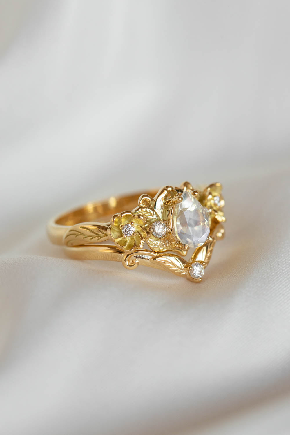 Adelina | bridal ring set with pear cut gemstone, version 1 - Eden Garden Jewelry™