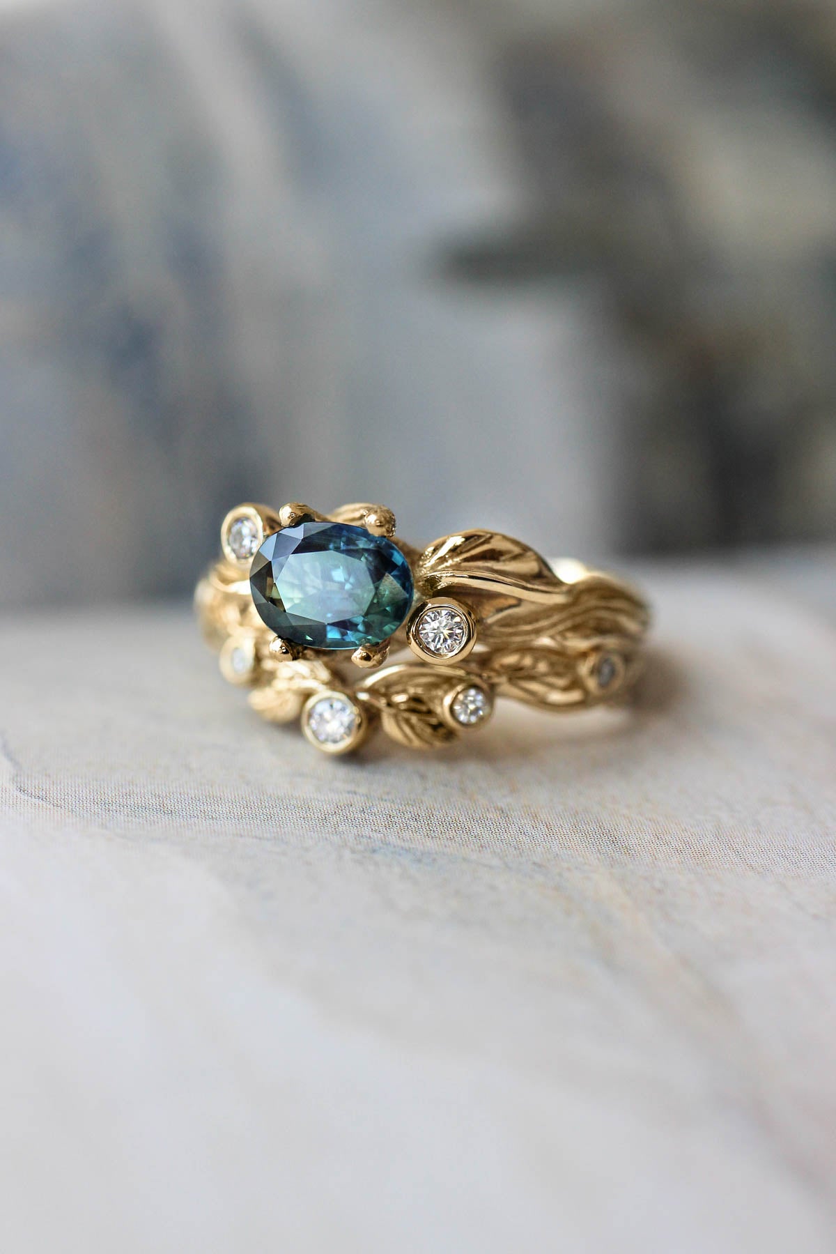 Bridal ring set with teal sapphire and diamonds / Arius - Eden Garden Jewelry™