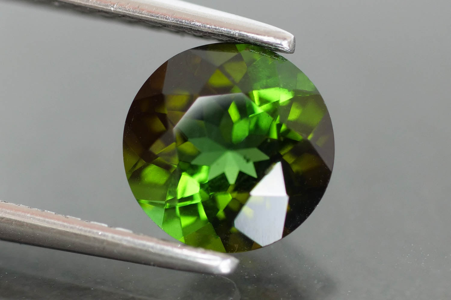 Green loose gemstones