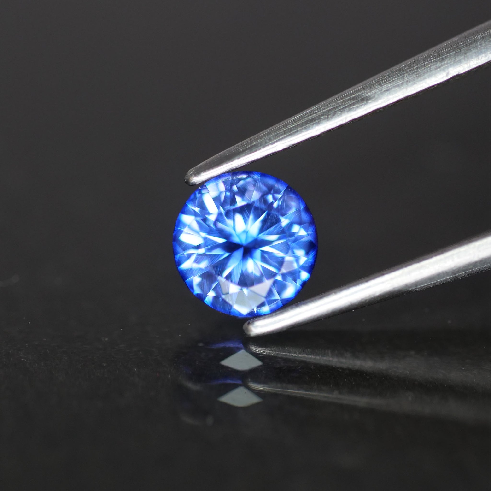 Sapphire | natural, blue, round cut 5 mm, VVS, 0.56ct, Ceylon - Eden Garden Jewelry™