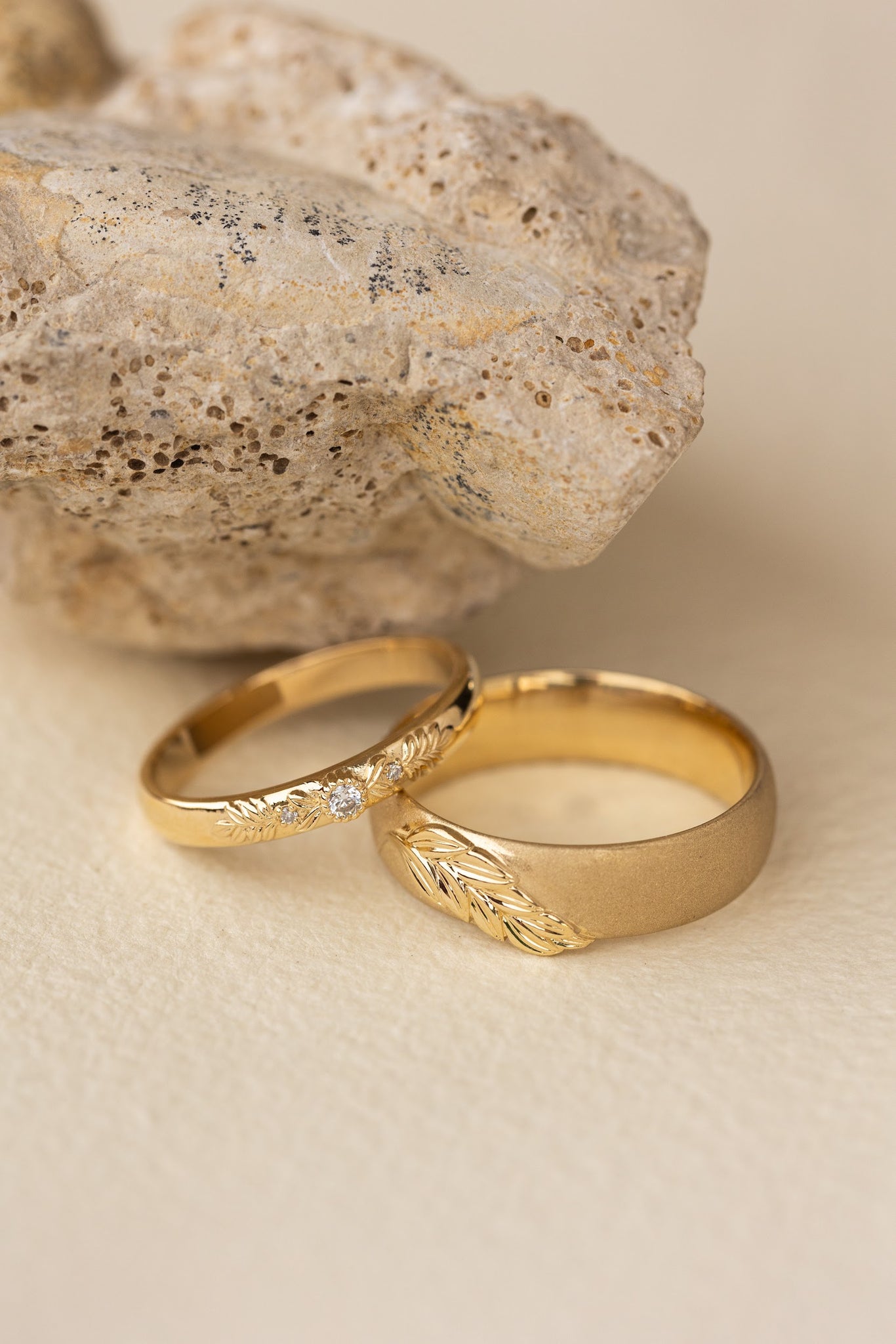 Wedding rings set for couples: satin band with palm leaf for him, wreath ring with gemstones for her - Eden Garden Jewelry™