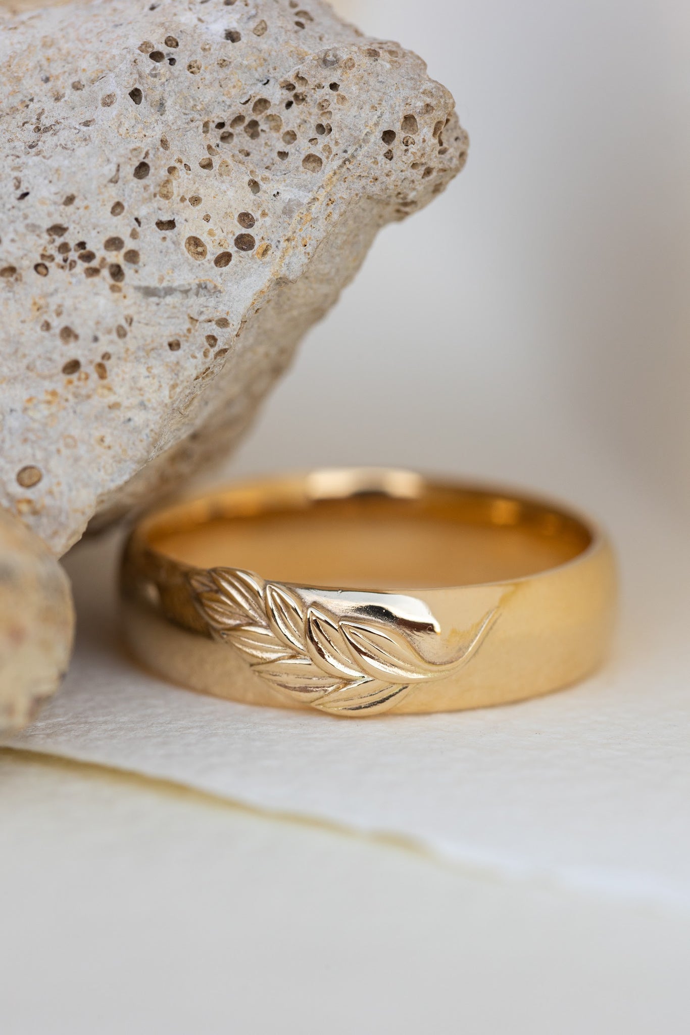 High polish gold wedding band with palm leaf, 6 mm wide - Eden Garden Jewelry™