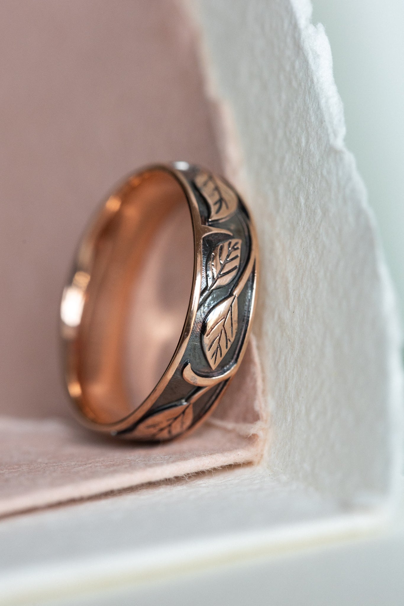 Black rhodium plating gold leaves wedding band, nature themed wedding ring - Eden Garden Jewelry™