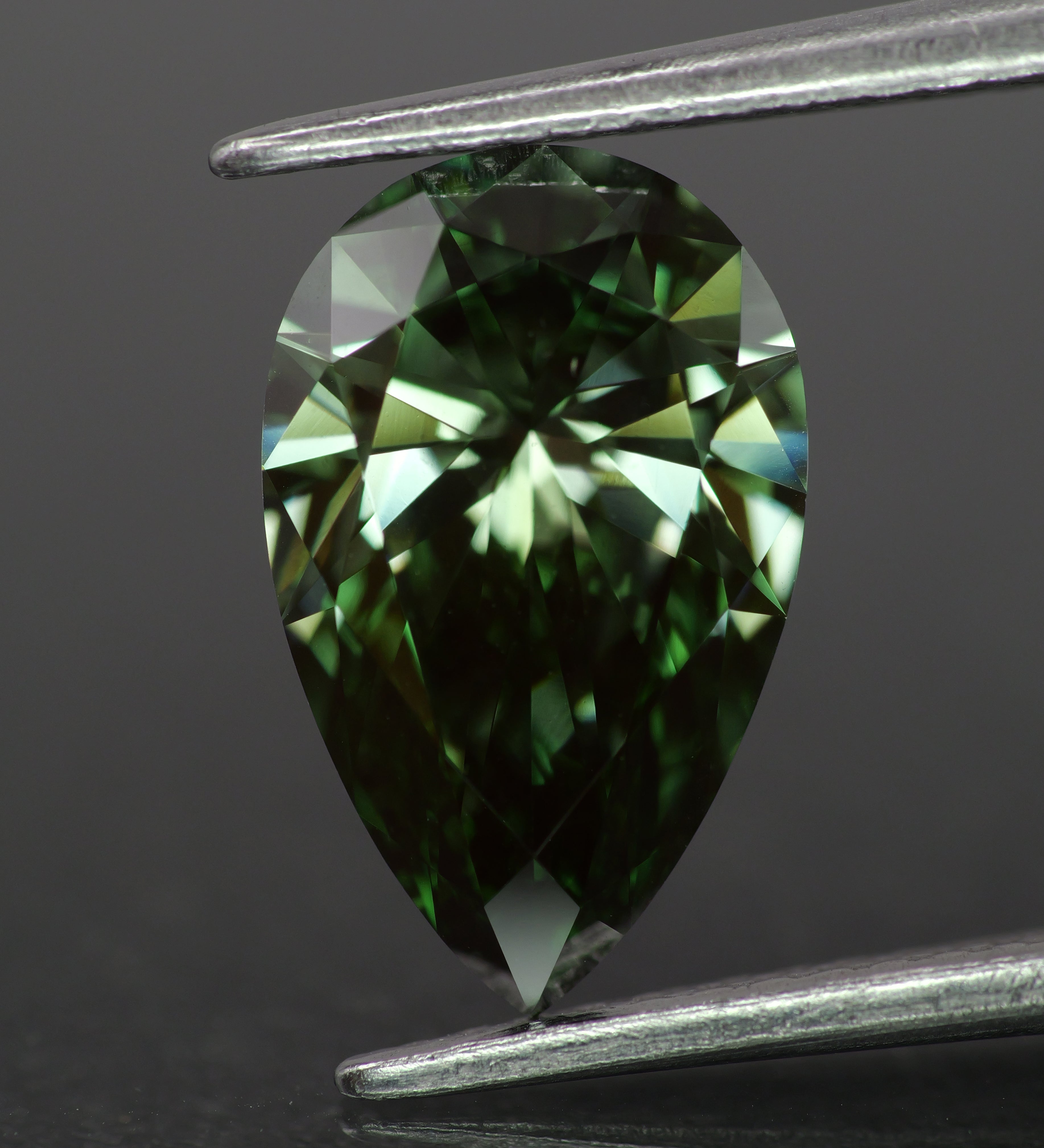 Lab grown diamond | IGI certified | pear-cut, 12x7mm, Fancy vivid green color, VS1, 2ct - Eden Garden Jewelry™
