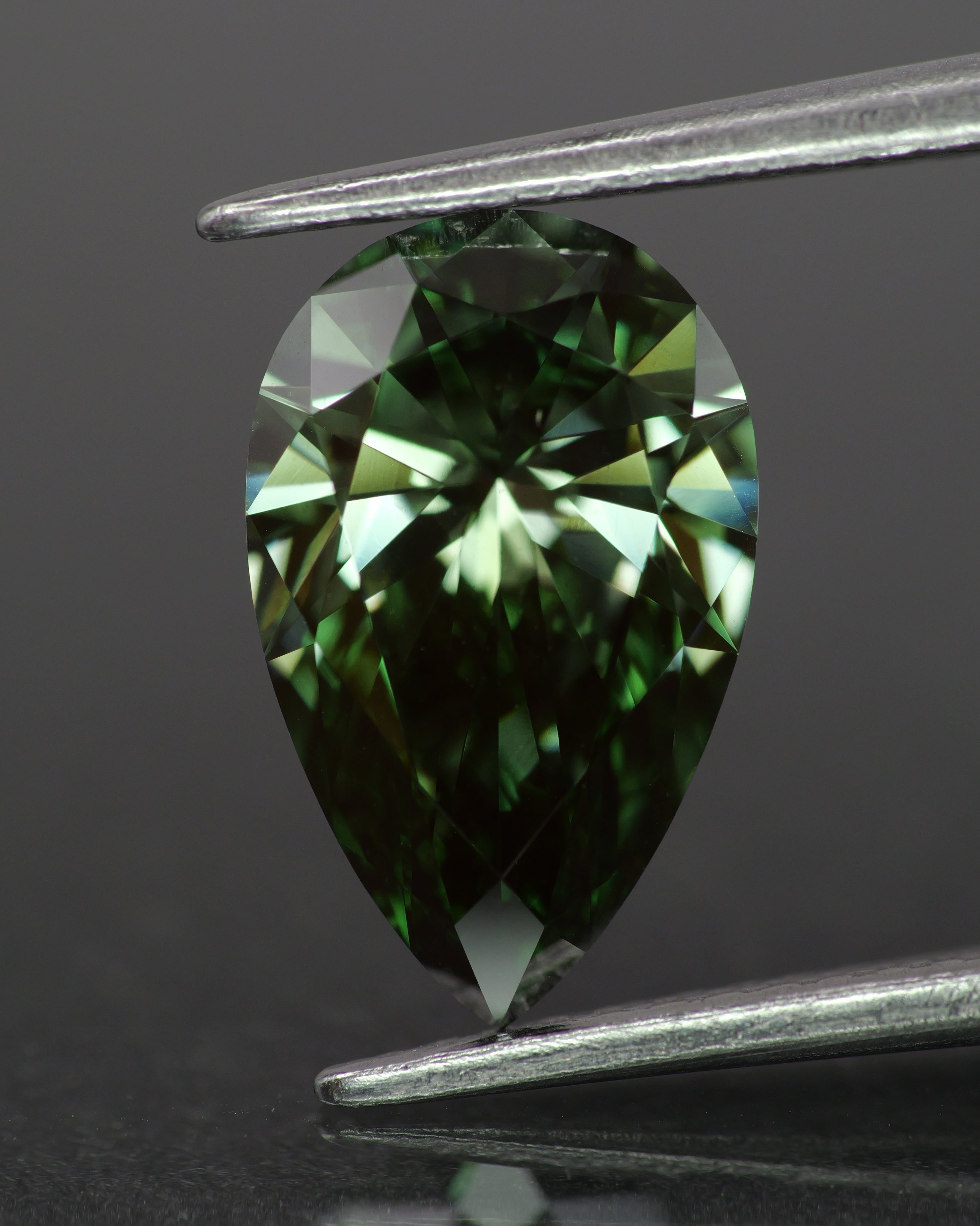 Lab grown diamond | IGI certified | pear-cut, 12x7mm, Fancy vivid green color, VS1, 2ct - Eden Garden Jewelry™