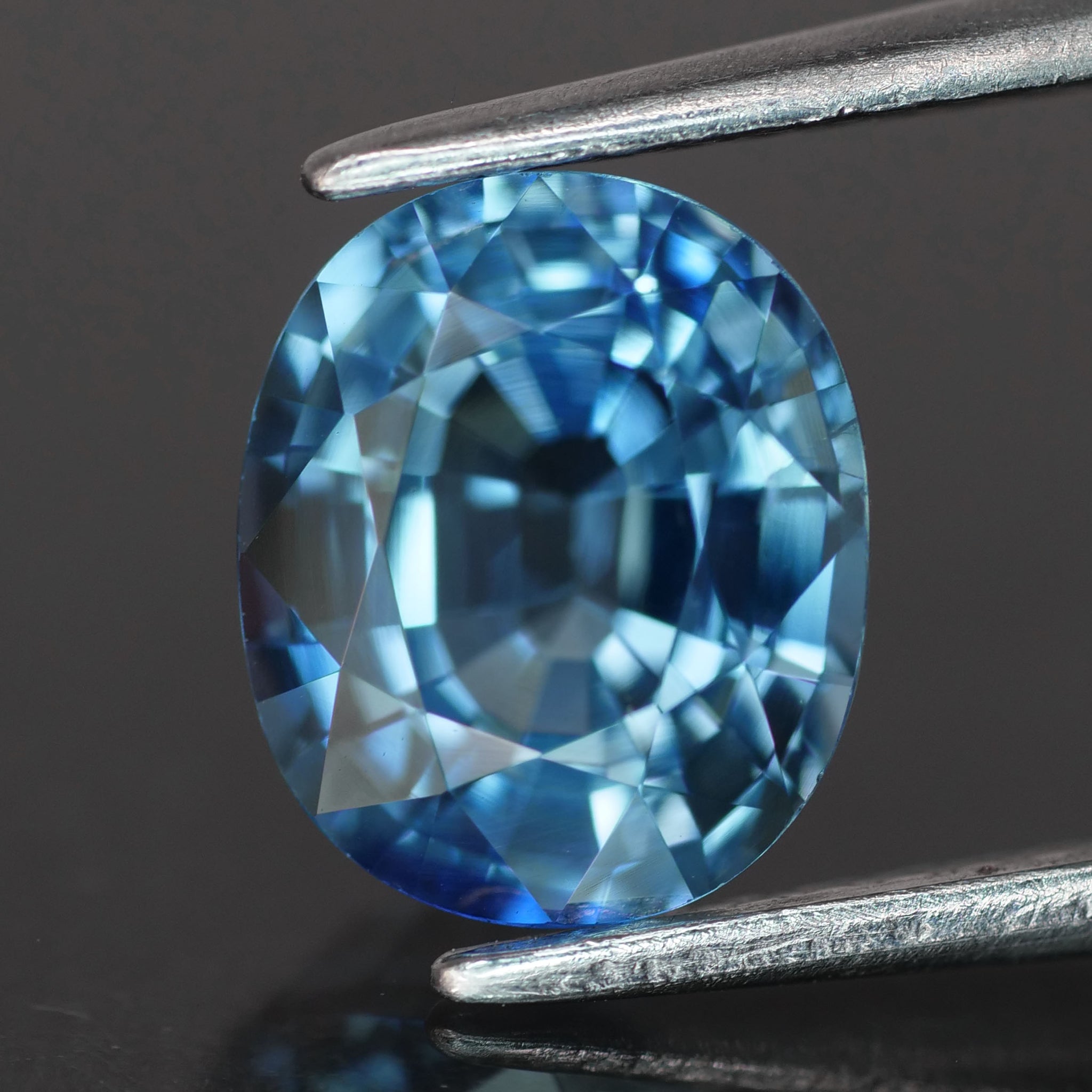 Blue Sapphire | IGI certified | natural, oval cut 8x6.5mm, VS 2.20ct - Eden Garden Jewelry™