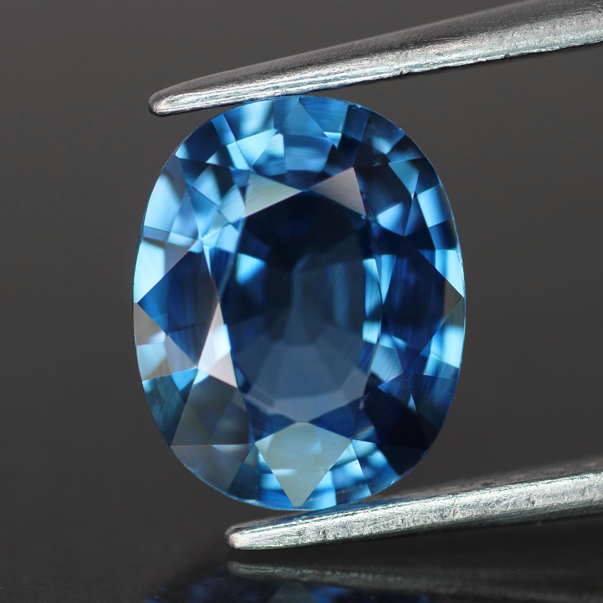 Blue Sapphire | IGI certified | natural, oval cut 9x7.5mm, VS 2.5ct - Eden Garden Jewelry™