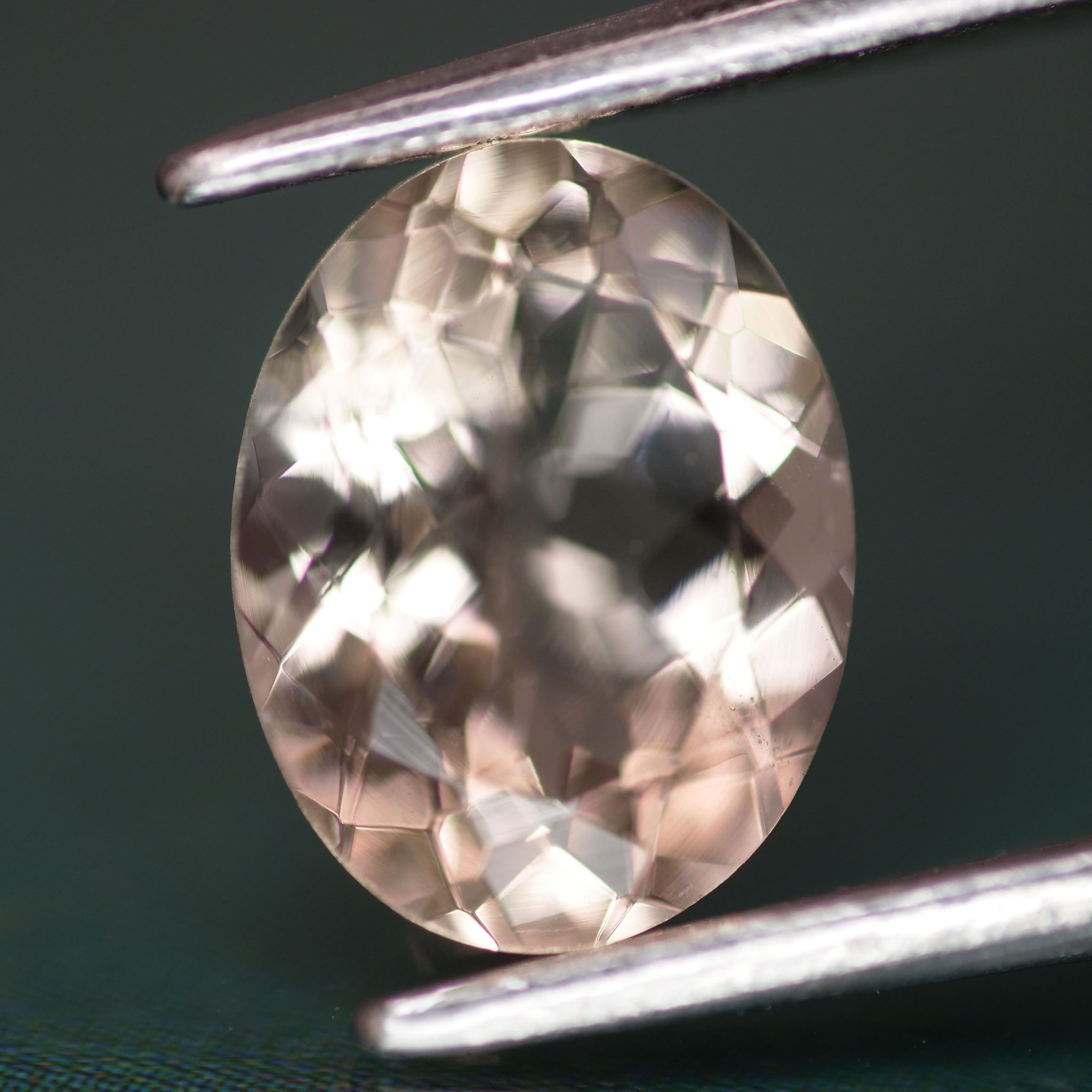 Morganite | natural, peach colour, oval cut 10x7mm, VS, 2.7ct - Eden Garden Jewelry™