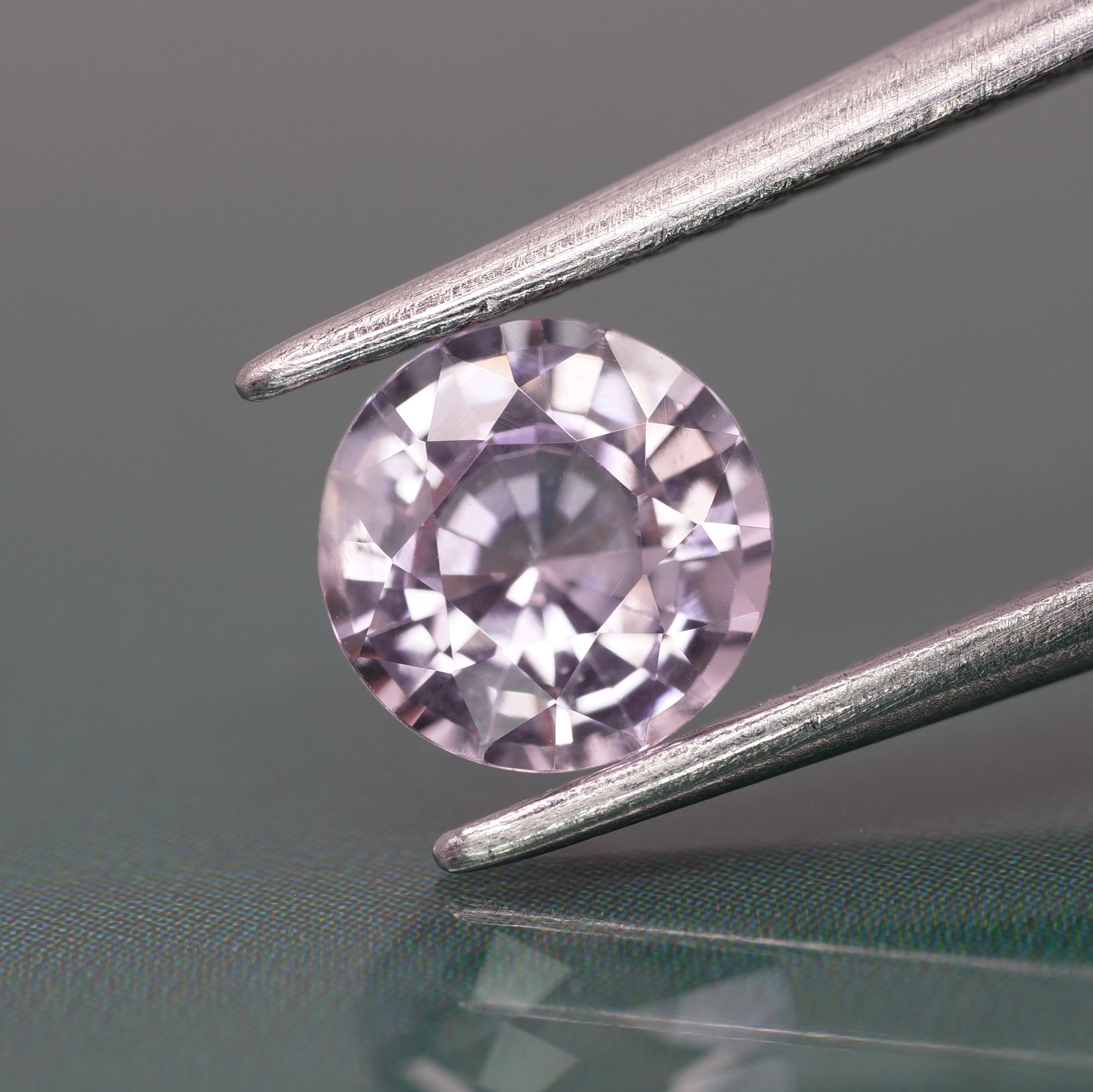 Sapphire | IGI certified | natural, orangish pink color, round-cut, 6mm, *1 ct