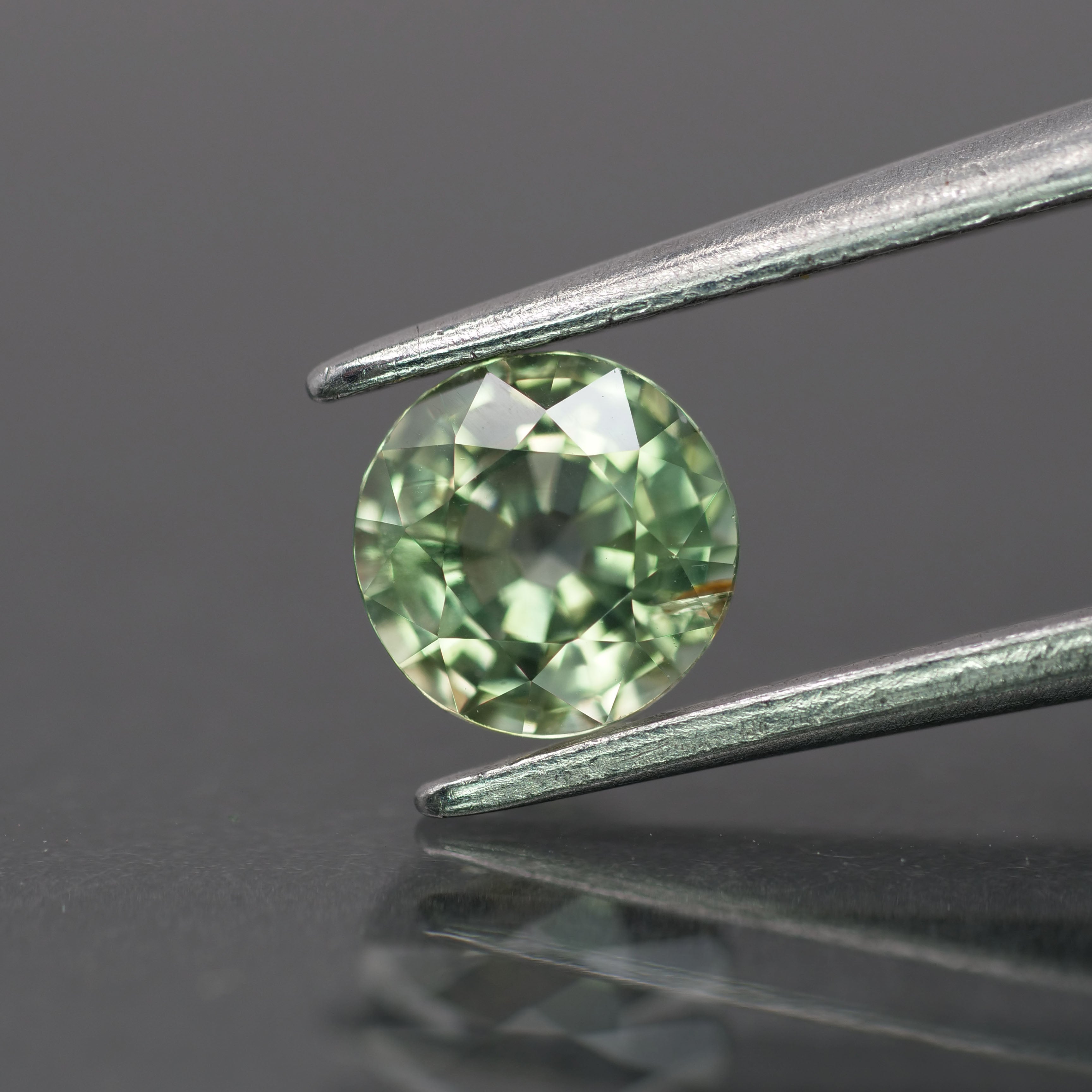 Sapphire | natural, yellowish green color, round-cut, *5.5mm, 1ct - Eden Garden Jewelry™