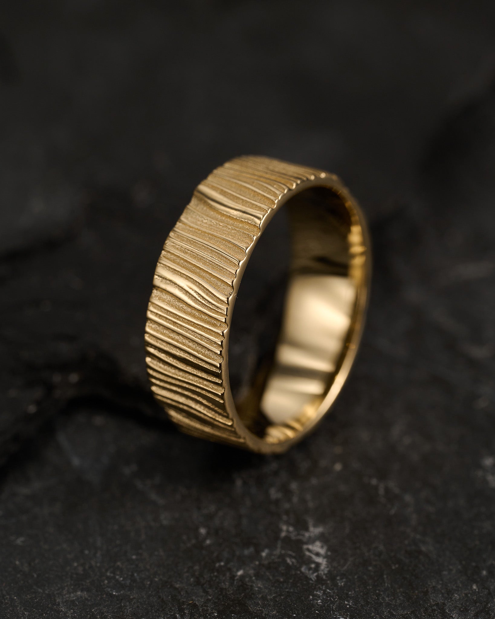 Wood textured ring, 7 mm wedding band for man - Eden Garden Jewelry™