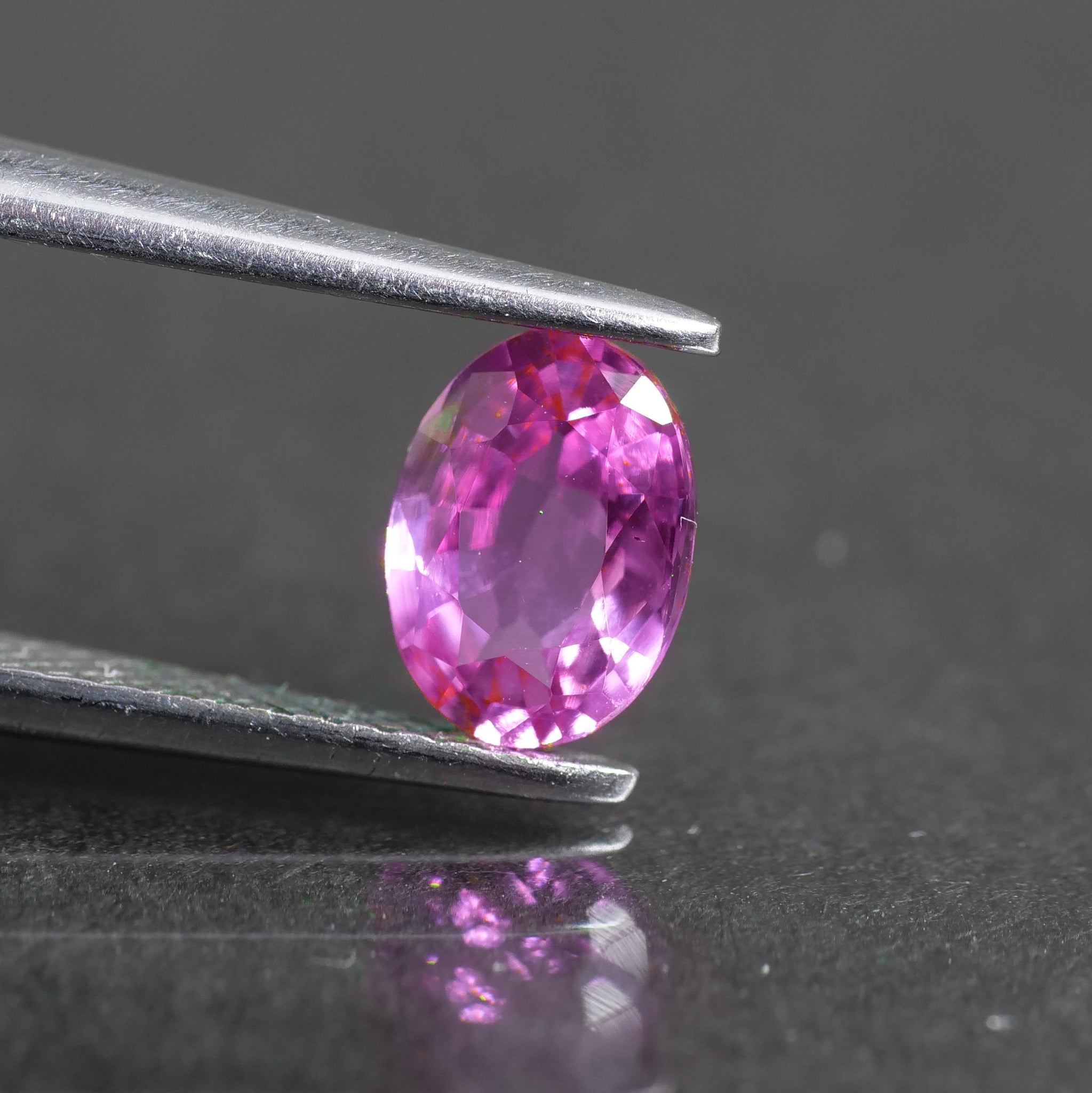 Pink Sapphire | natural, vivid pink colour, oval cut 6,5x4,7 mm, 0.70ct, Sri Lanka - Eden Garden Jewelry™