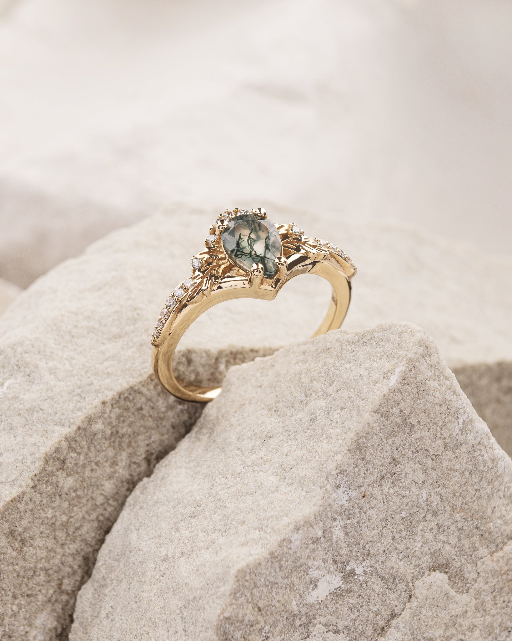 Forest-themed bridal ring set with green moss agate / Amelia