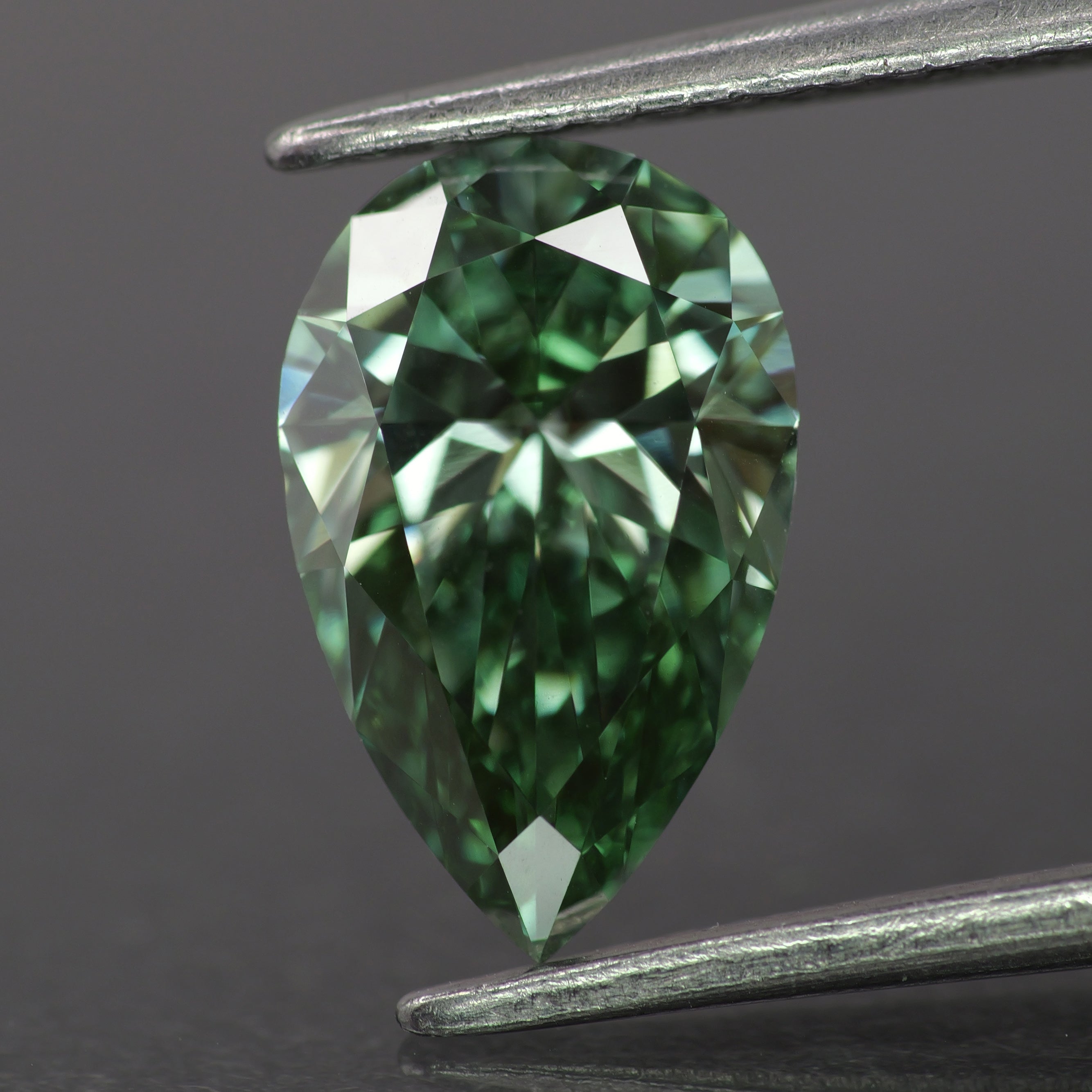 Lab grown diamond | IGI certified | pear-cut, 10x6mm, Fancy vivid green color, VS1, 1.29ct - Eden Garden Jewelry™