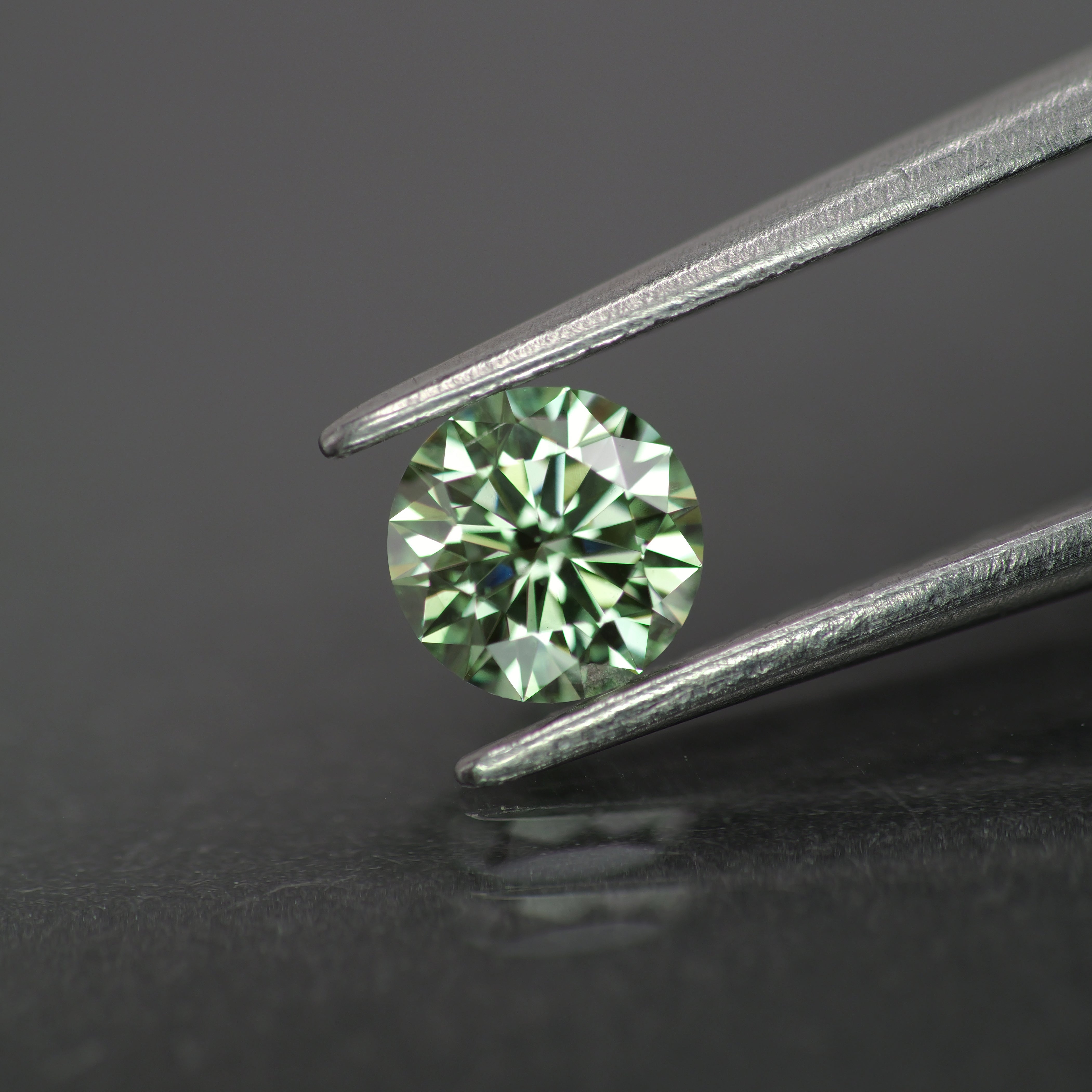 Lab grown diamond | IGI certified | round-cut, *5mm, Fancy vivid green color, VVS2, *0.5ct - Eden Garden Jewelry™