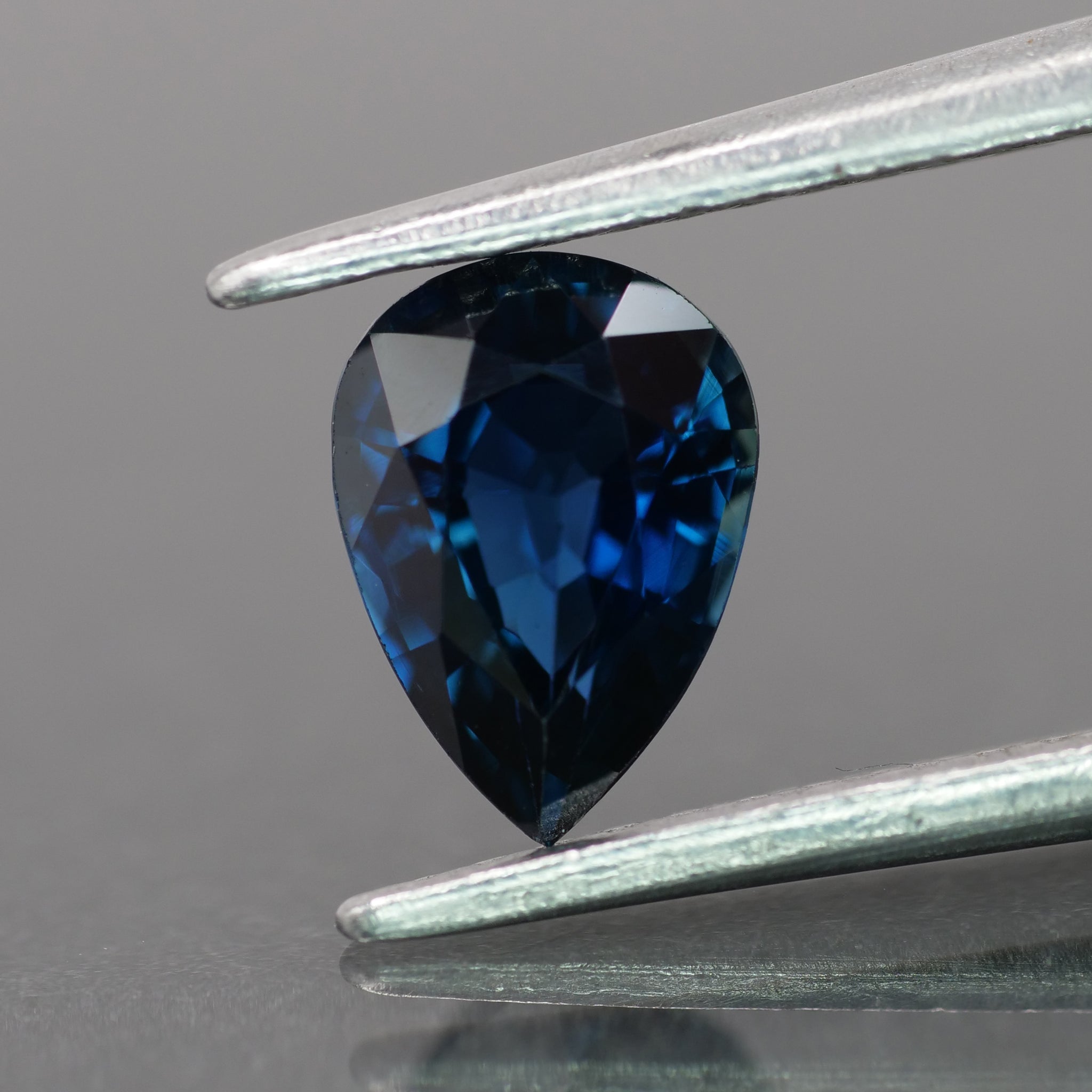 Sapphire | IGI certified | natural, deep blue color, pear-cut, 7x5mm, 0.92ct