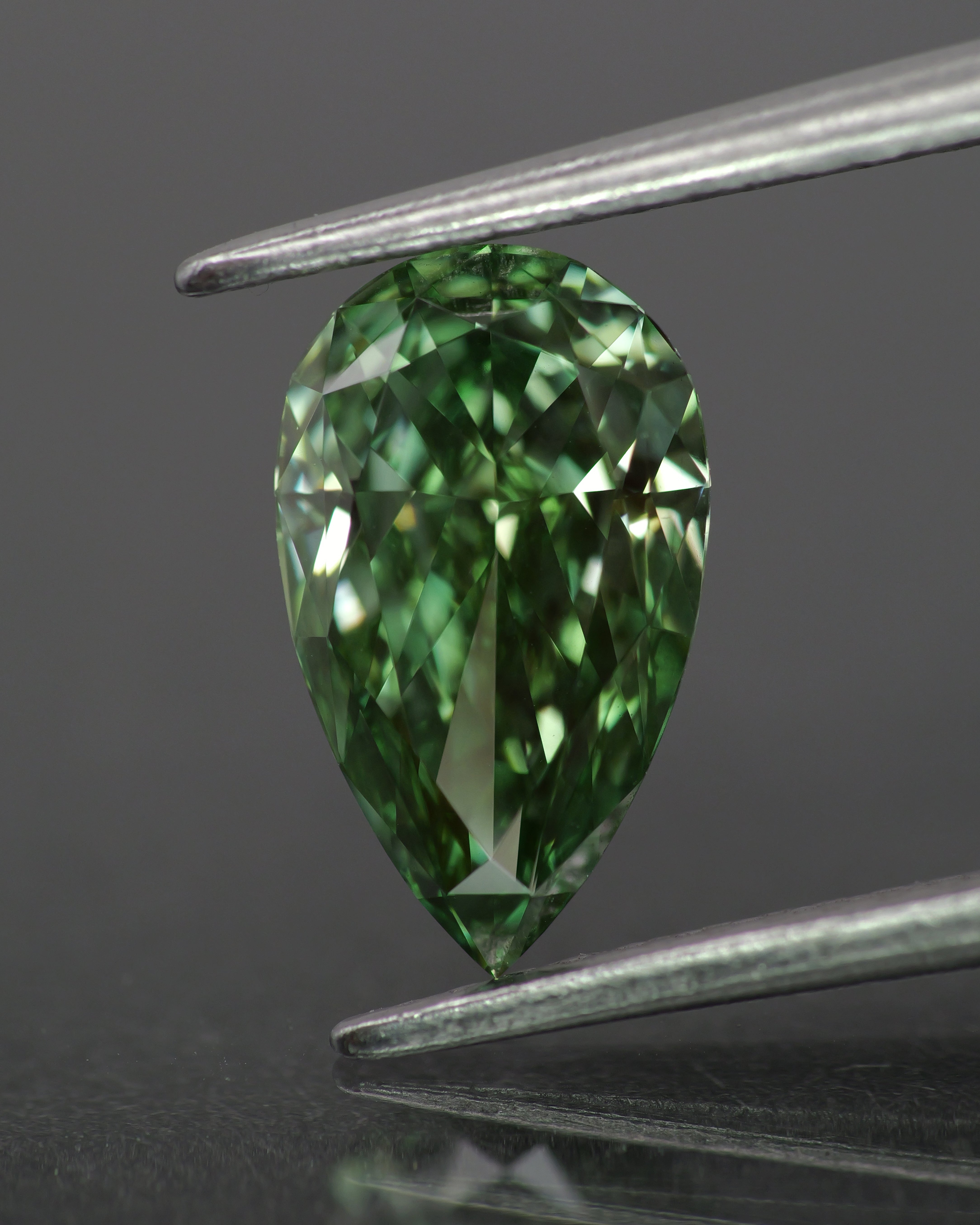Lab grown diamond | IGI certified | pear-cut, 10x6mm, Fancy vivid green color, VS2, 1.5ct - Eden Garden Jewelry™