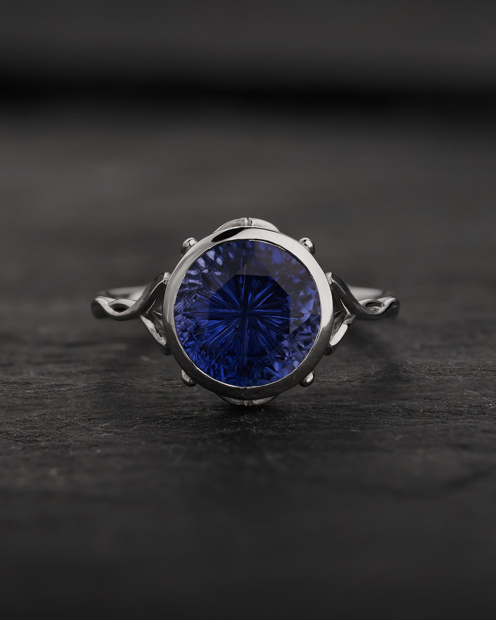 Engagement Ring in Leafy Style with Round Fantasy-Cut Blue Sapphire / Roma - Eden Garden Jewelry™