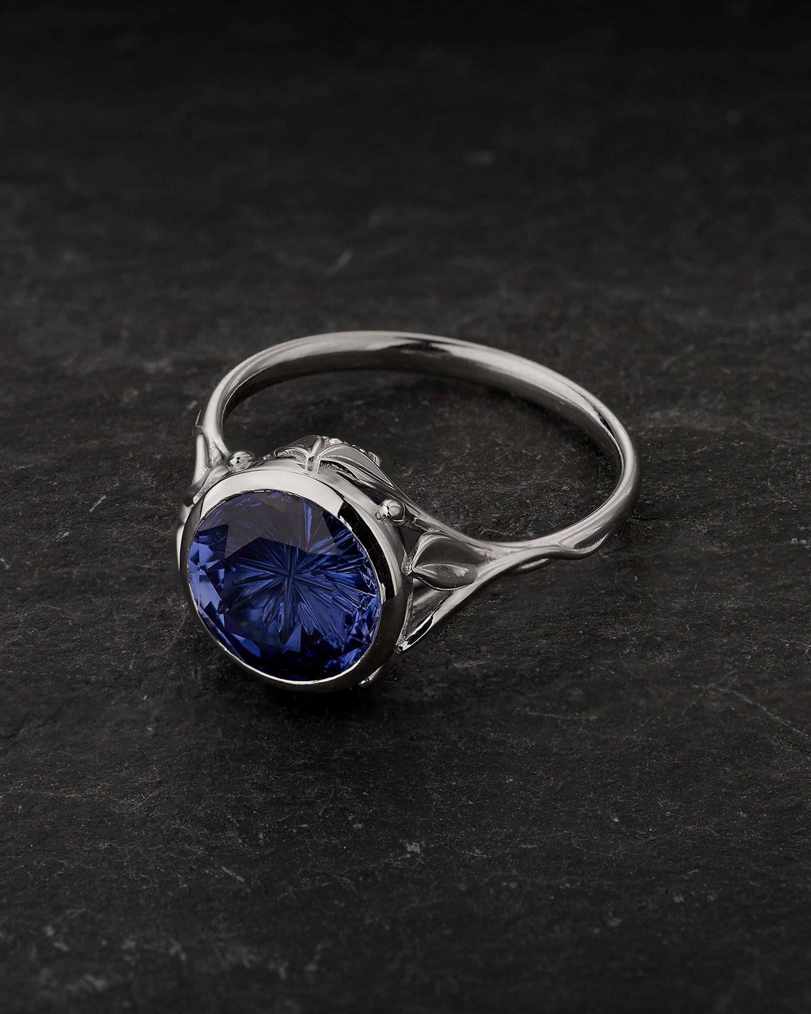 Engagement Ring in Leafy Style with Round Fantasy-Cut Blue Sapphire / Roma - Eden Garden Jewelry™