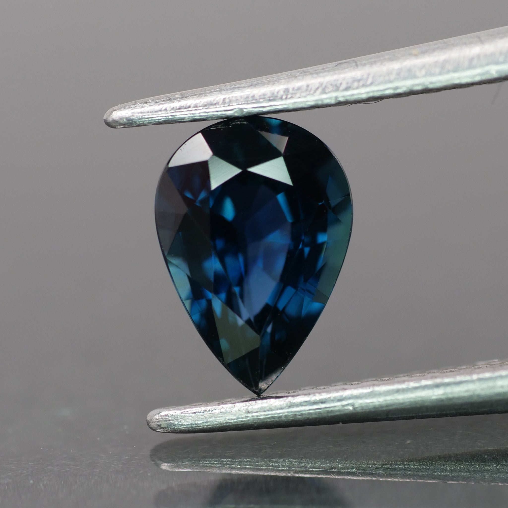 Sapphire | natural, deep blue color, pear-cut, 7x5mm, 0.8ct