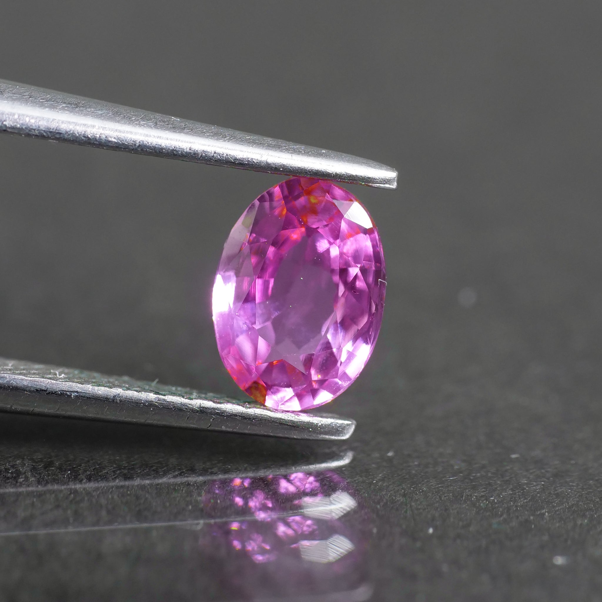 Pink Sapphire | natural, vivid pink colour, oval cut 6,5x4,7 mm, 0.70ct, Sri Lanka - Eden Garden Jewelry™