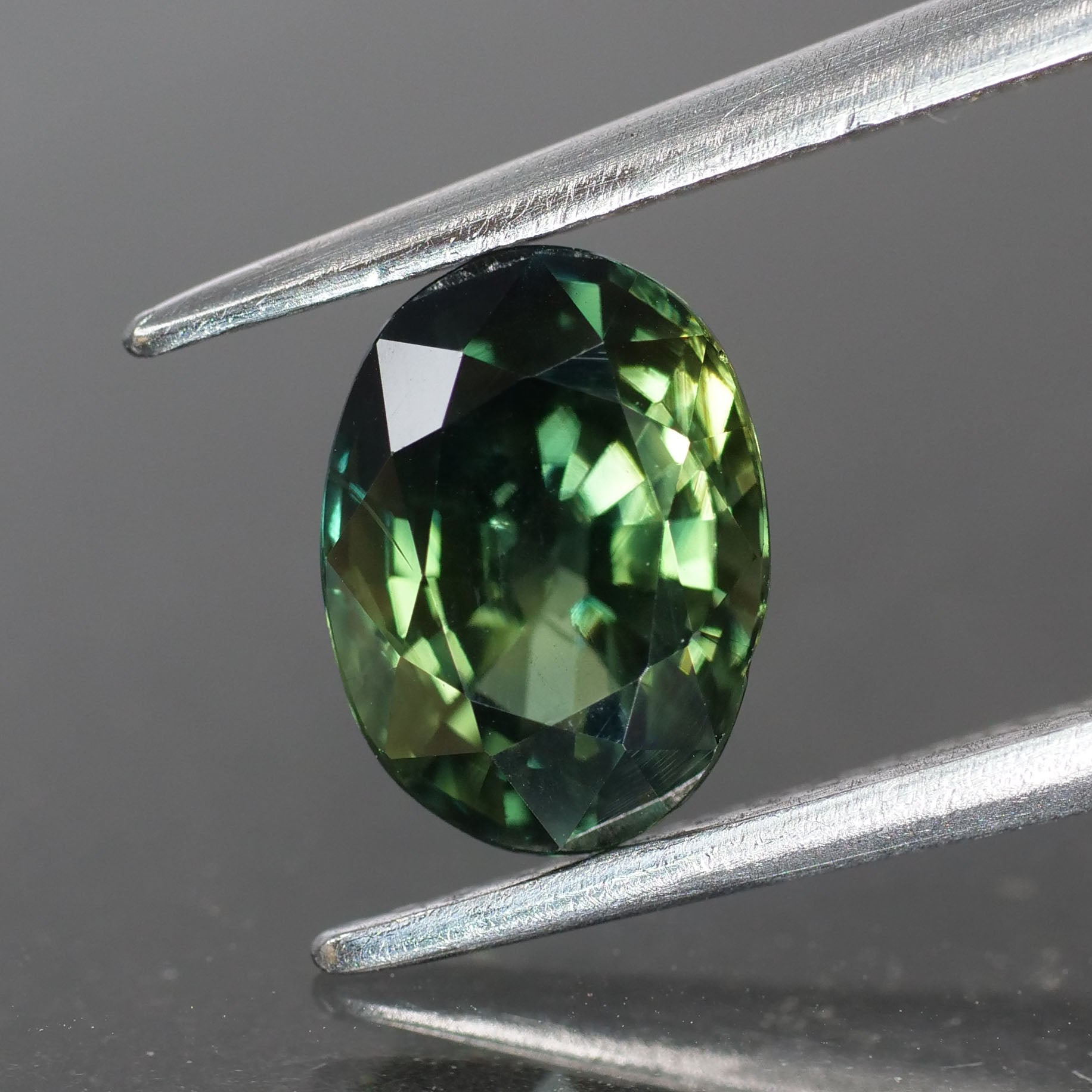 Sapphire | IGI certified  natural, green, oval cut 8x6 mm, VS, 1.55 ct - Eden Garden Jewelry™