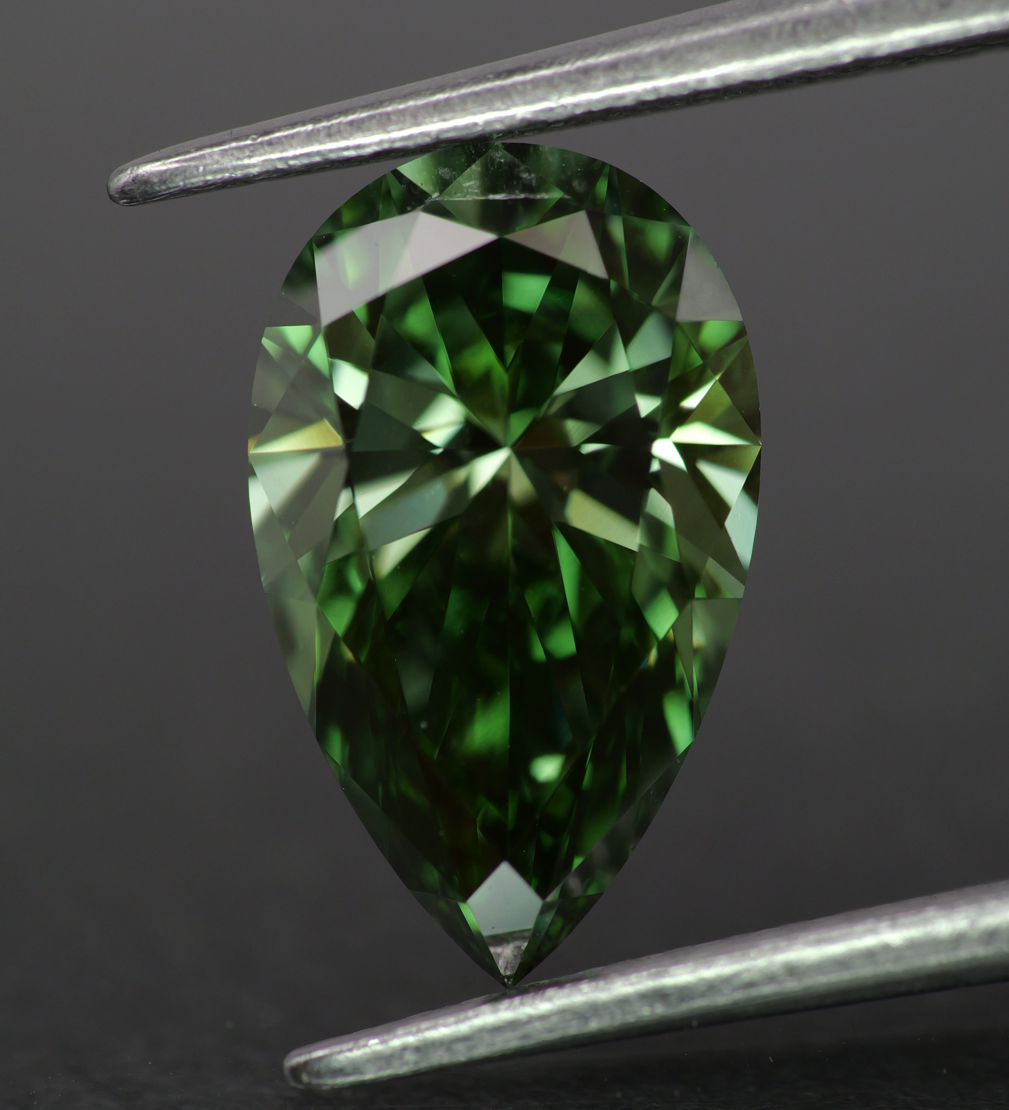 Lab grown diamond | IGI certified | pear-cut, 12x7mm, Fancy vivid green color, VS1, 2ct - Eden Garden Jewelry™