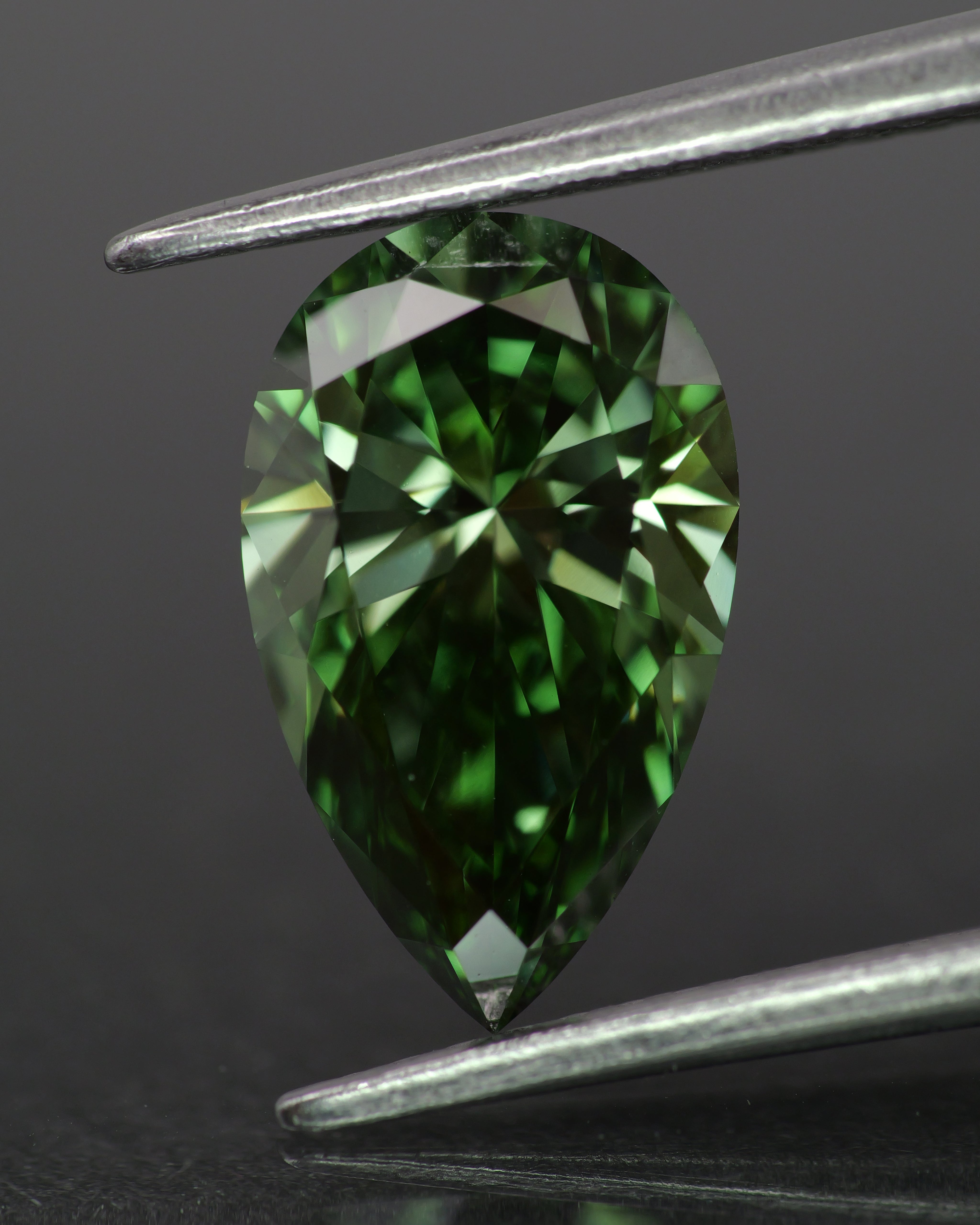 Lab grown diamond | IGI certified | pear-cut, 12x7mm, Fancy vivid green color, VS1, 2ct - Eden Garden Jewelry™