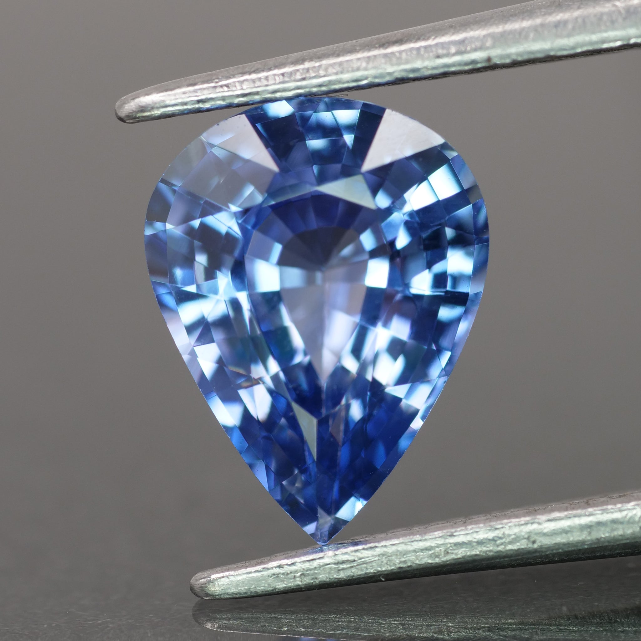 Blue Sapphire | IGI certified | natural, vivid blue, pear cut 9x7* mm, VS, 1.76 ct