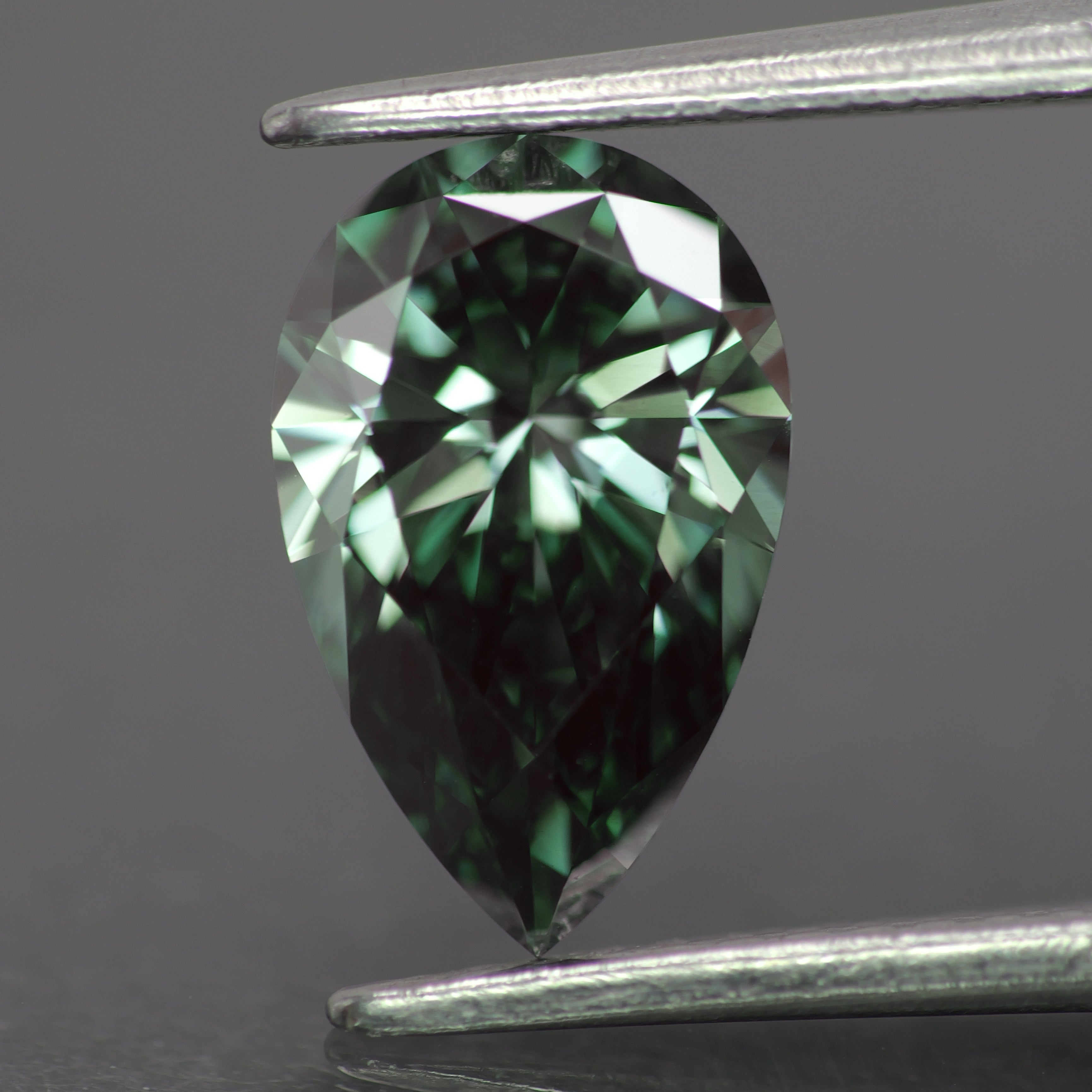 Lab grown diamond | IGI certified | pear-cut, 10x6.5mm, Fancy vivid green color, VVS 2, *1.5ct - Eden Garden Jewelry™