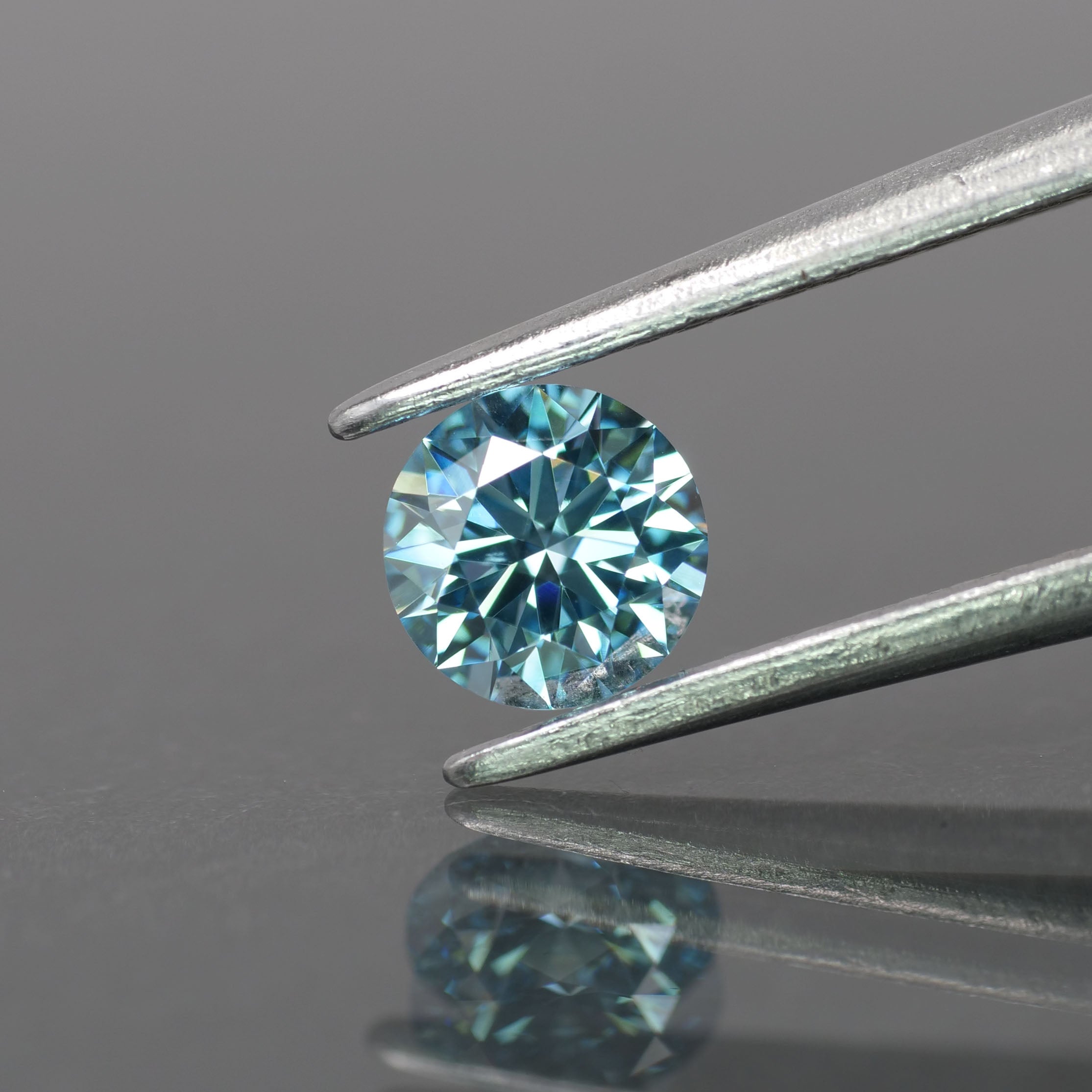 Lab grown diamond | IGI certified | round-cut, 5mm, Fancy vivid blue color, VS 1, 0.46ct - Eden Garden Jewelry™