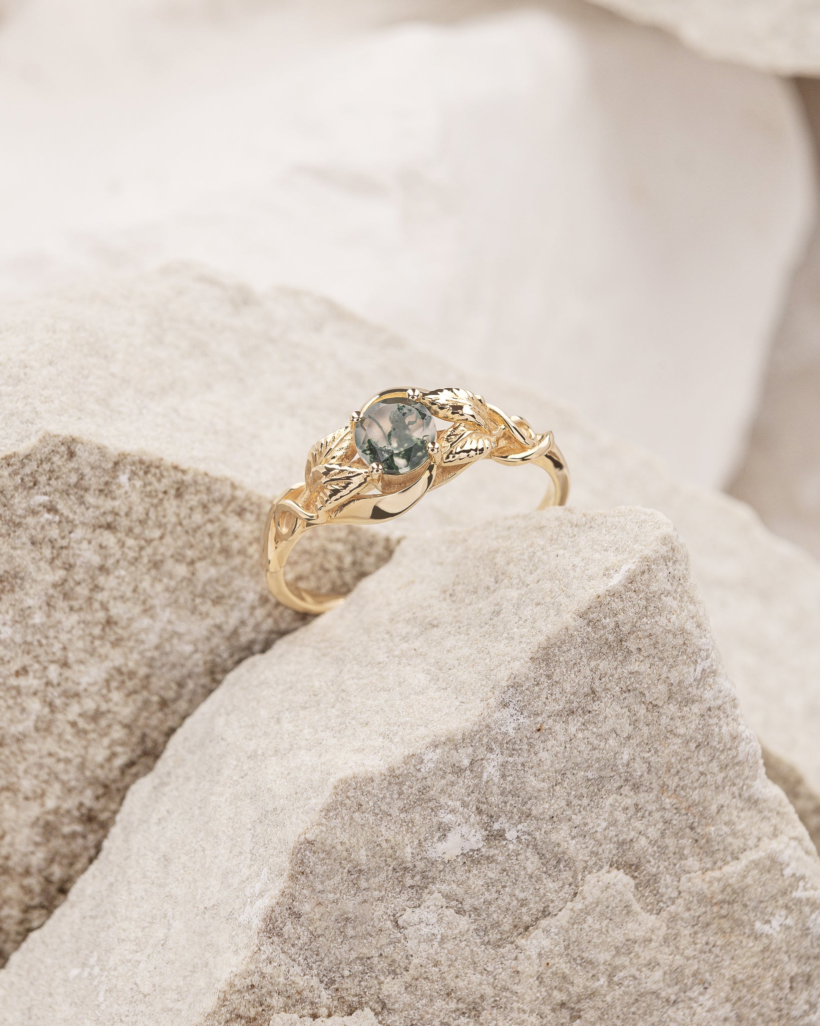 Round moss agate engagement ring with golden leaves / Azalea