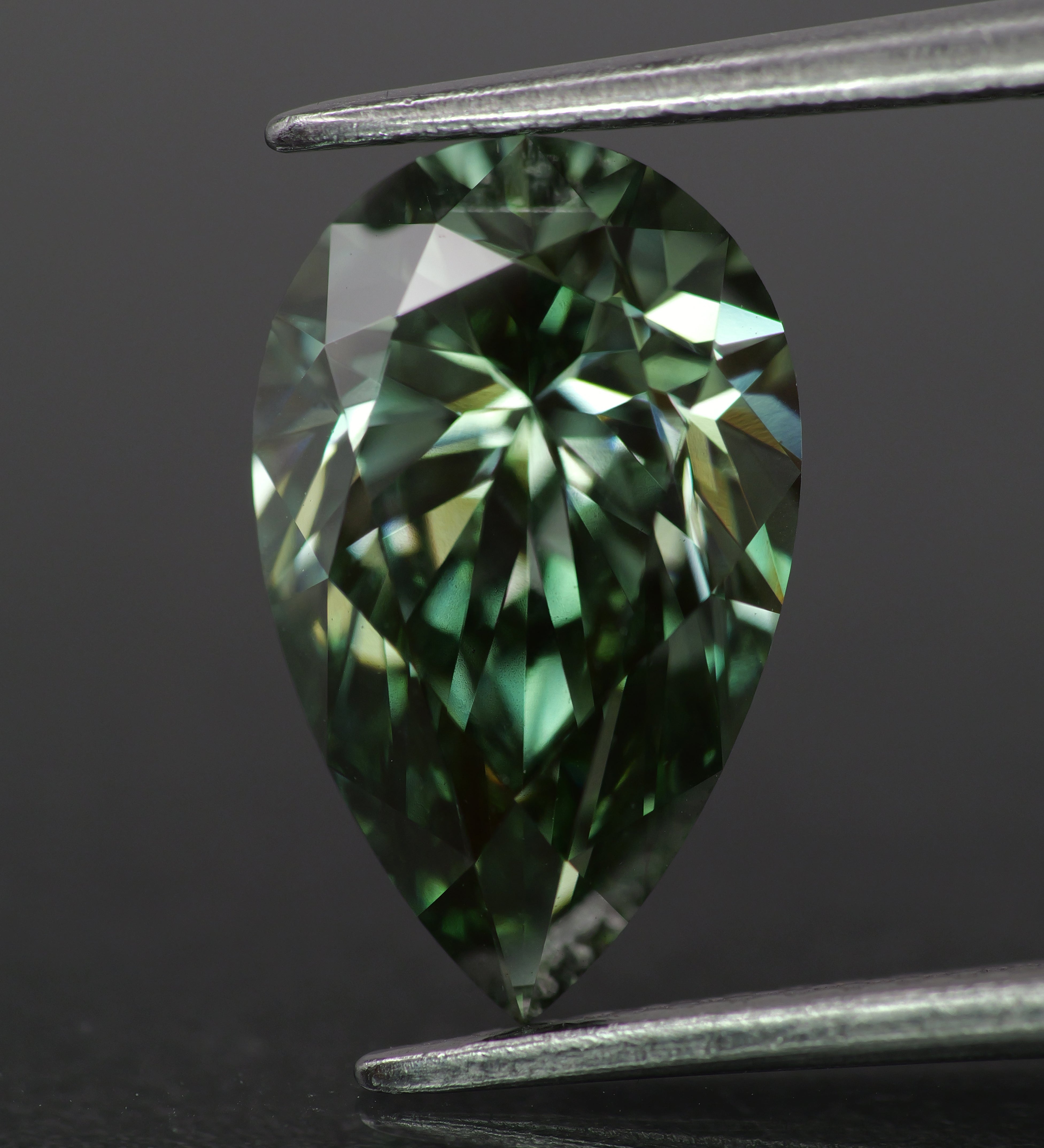 Lab grown diamond | IGI certified | pear-cut, 13x8mm, Fancy vivid green color, VS1, 3ct - Eden Garden Jewelry™
