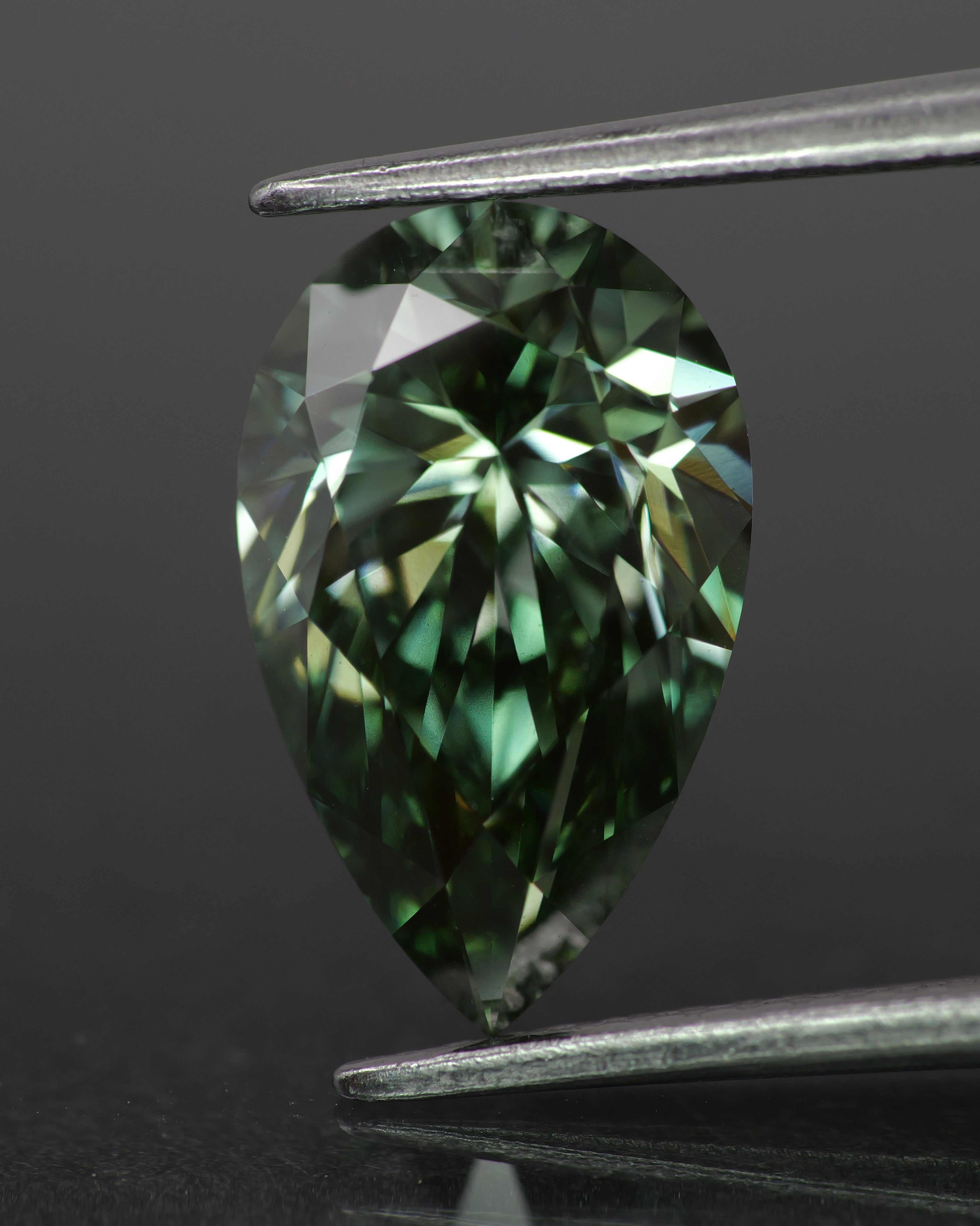 Lab grown diamond | IGI certified | pear-cut, 13x8mm, Fancy vivid green color, VS1, 3ct - Eden Garden Jewelry™