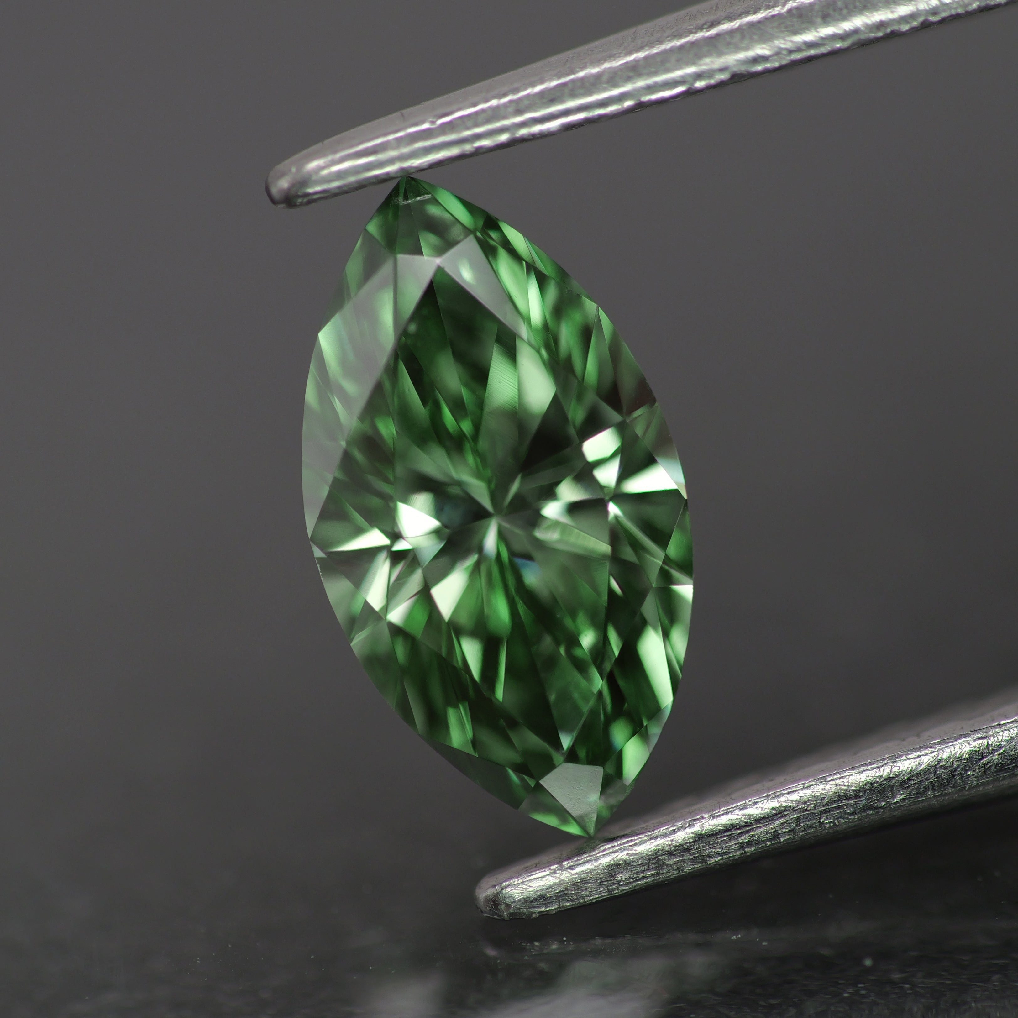 Lab grown diamond | IGI certified | marquise-cut, 8x4.5mm, Fancy vivid green color, VVS2, *0.6ct - Eden Garden Jewelry™