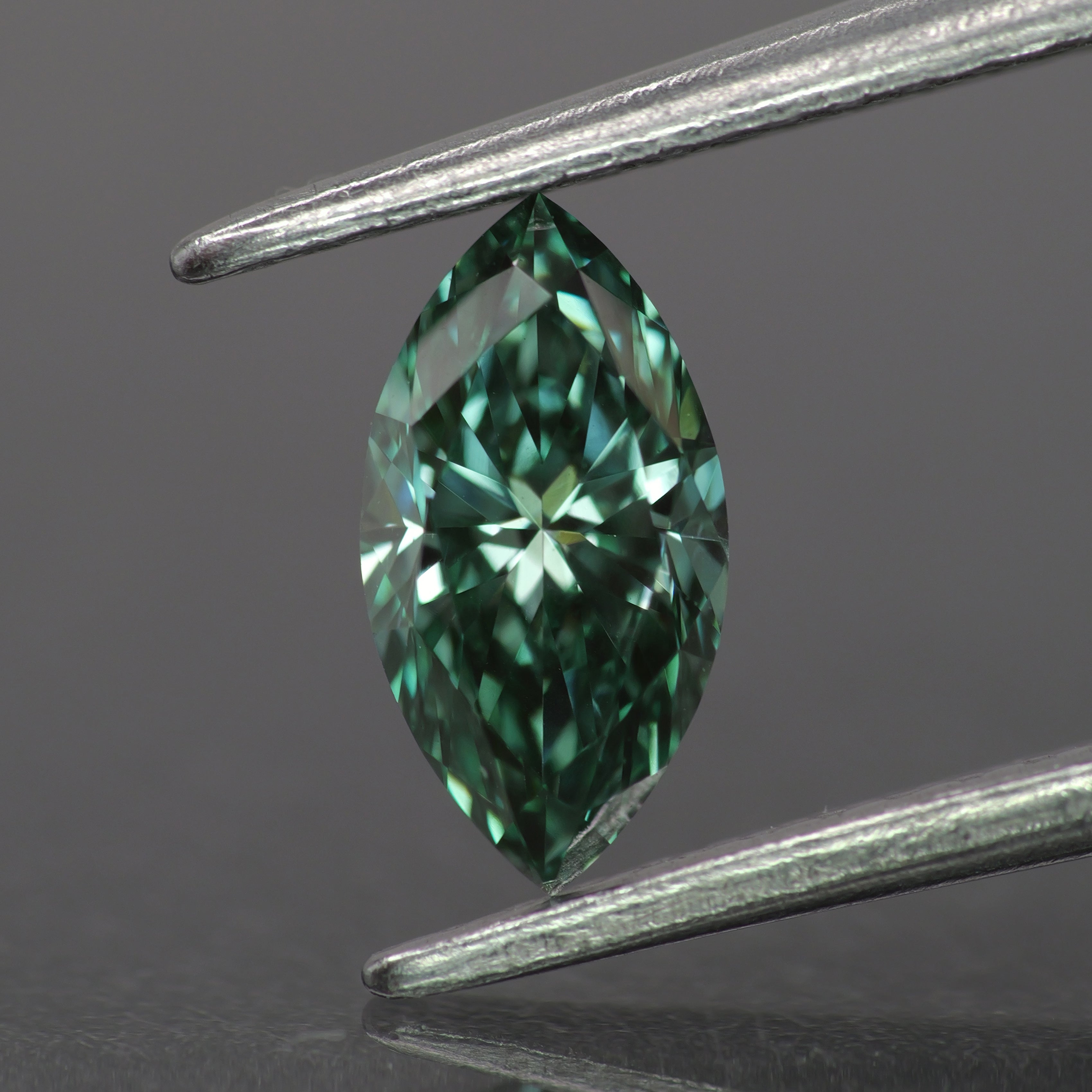 Lab grown diamond | IGI certified | marquise-cut, 8x4mm, Fancy vivid green color, VVS2, 0.88ct - Eden Garden Jewelry™