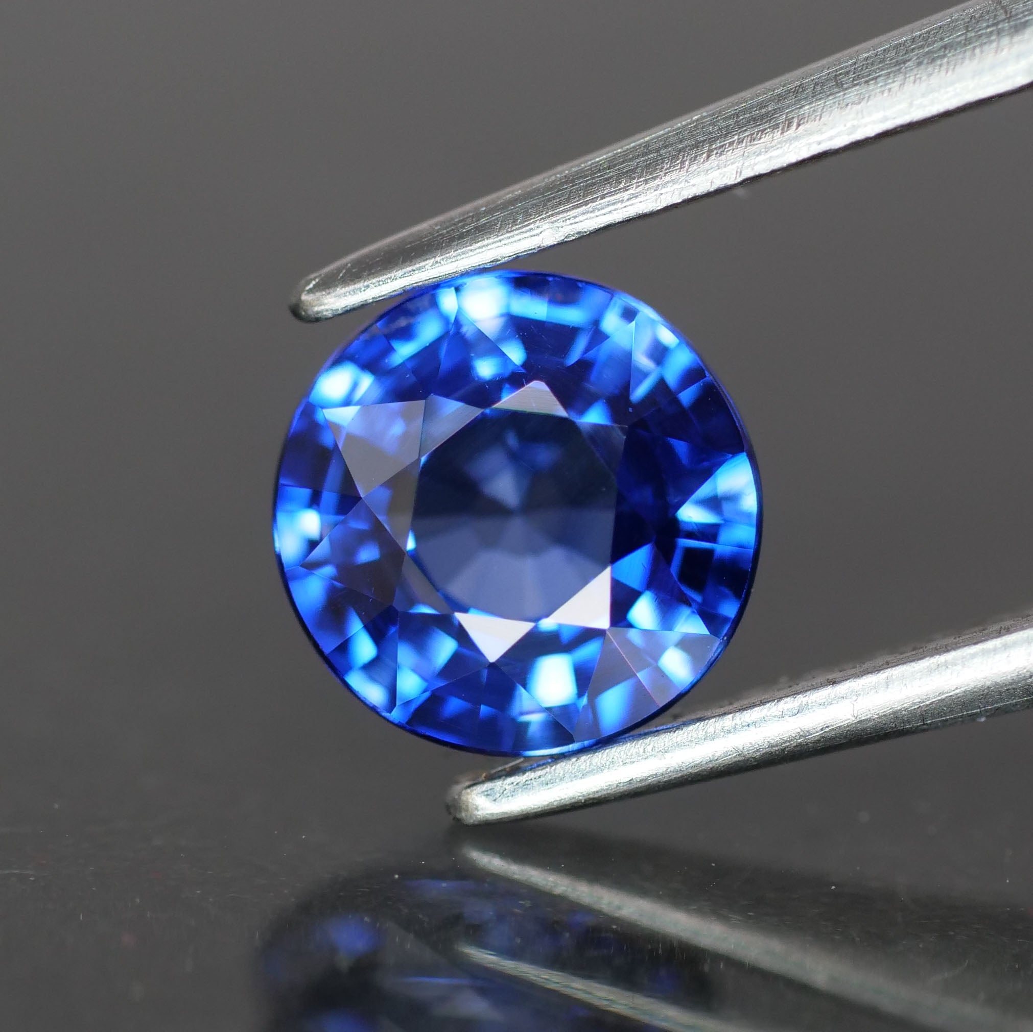 Sapphire | natural, diffusion, blue, round cut 6 mm, VS, 1ct - Eden Garden Jewelry™