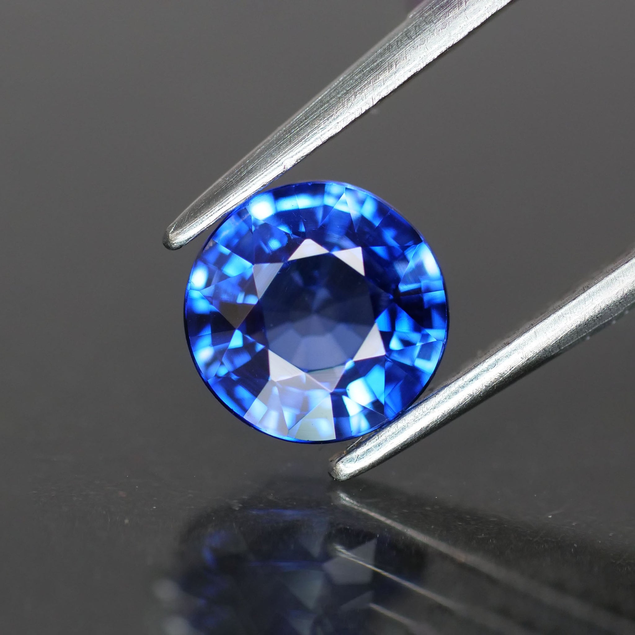 Sapphire | natural, diffusion, blue, round cut 6 mm, VS, 1ct - Eden Garden Jewelry™