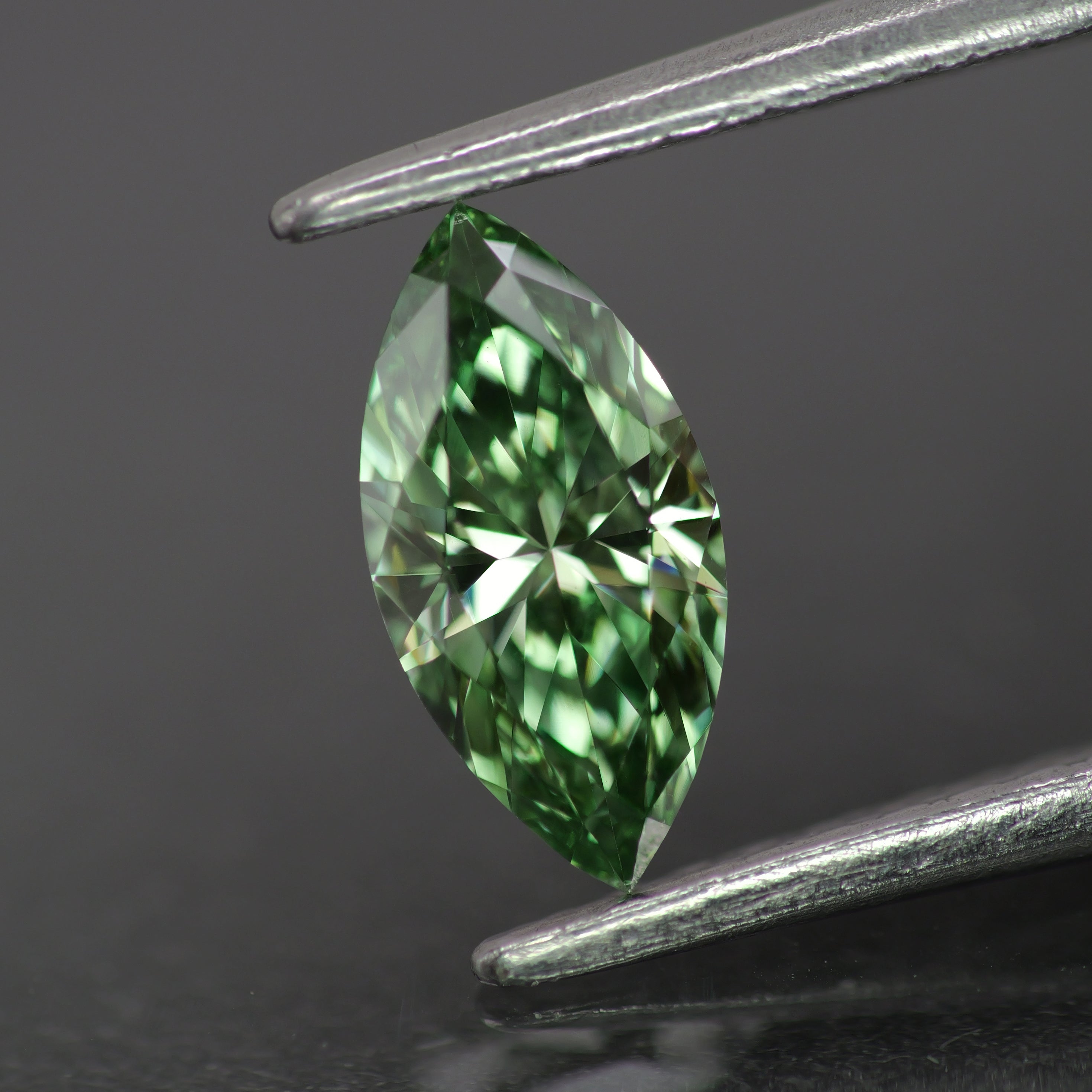 Lab grown diamond | IGI certified | marquise-cut, 8x4mm, Fancy vivid green color, VS1, *0.4ct - Eden Garden Jewelry™