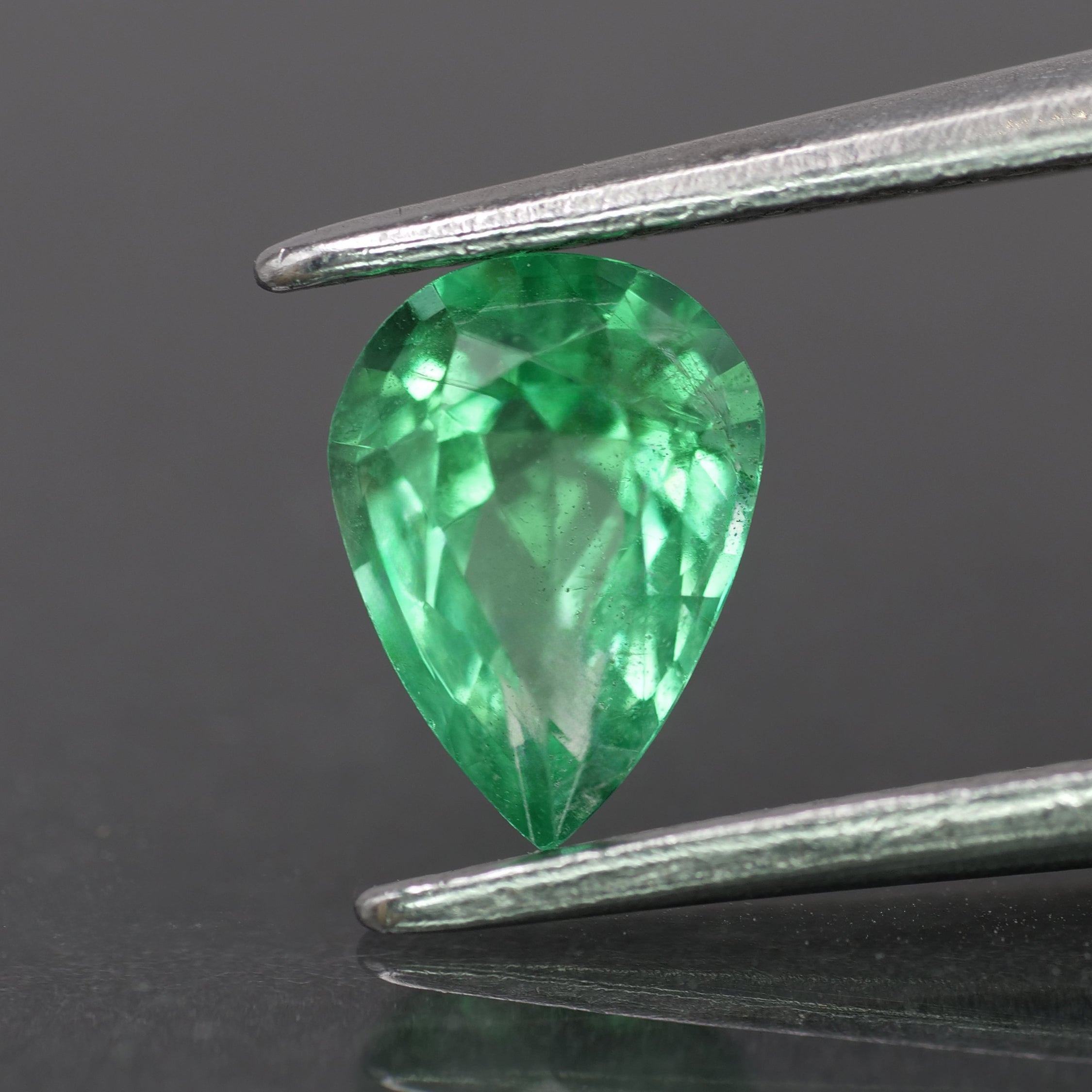 Emerald | natural, green color, pear-cut, 7x5mm, 0.65ct - Eden Garden Jewelry™