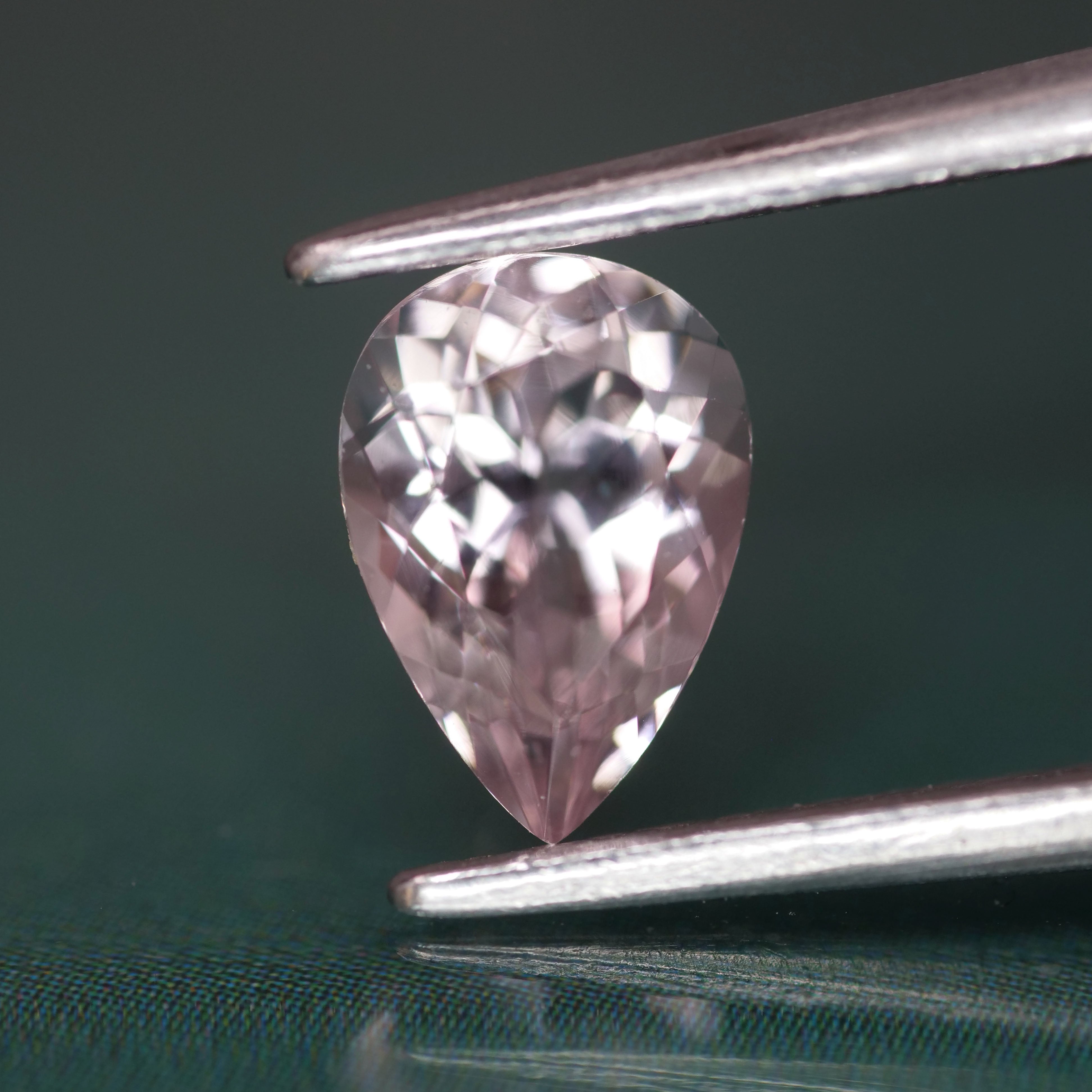 Morganite | natural, pink colour, pear cut 7x5 mm, VS, Madagascar 0.7ct - Eden Garden Jewelry™