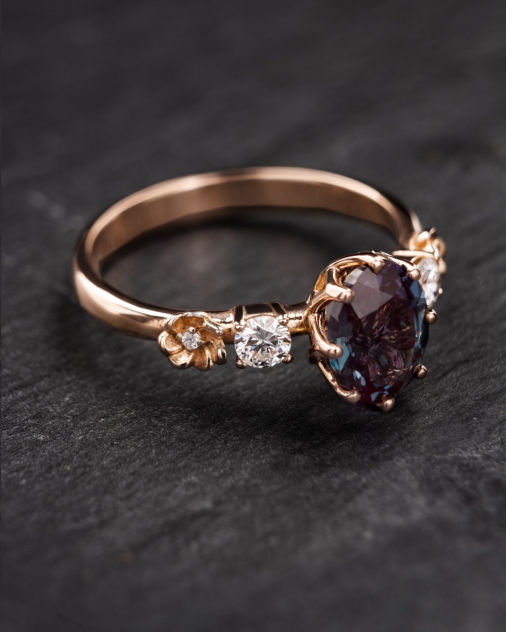 Magical colour changing alexandrite ring with a floral band / Fiorella