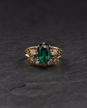 Big lab emerald bridal ring set with a romantic floral design / Fiorella