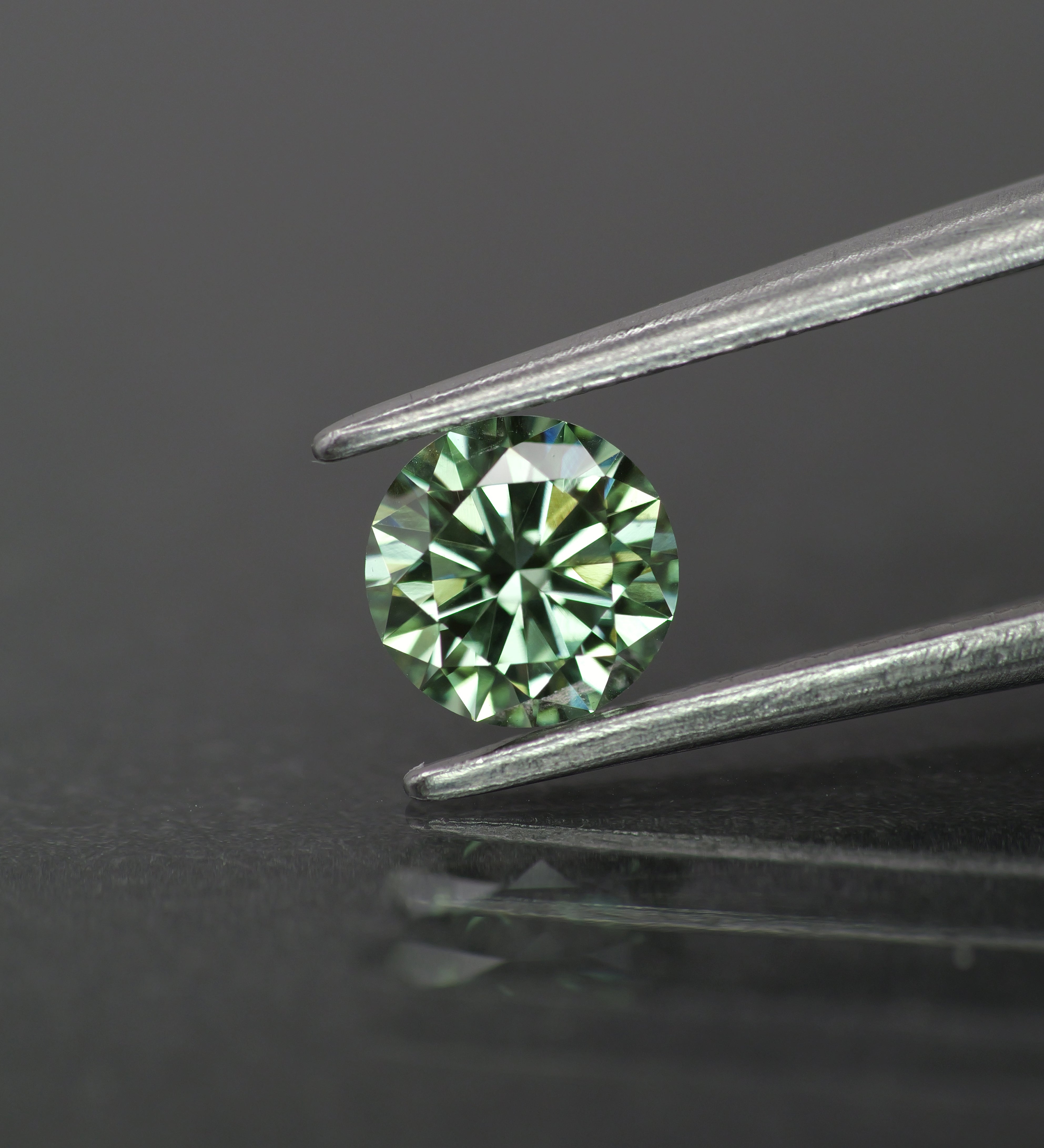 Lab grown diamond | IGI certified | round-cut, 5mm, Fancy vivid green color, VS2, *0.5ct - Eden Garden Jewelry™