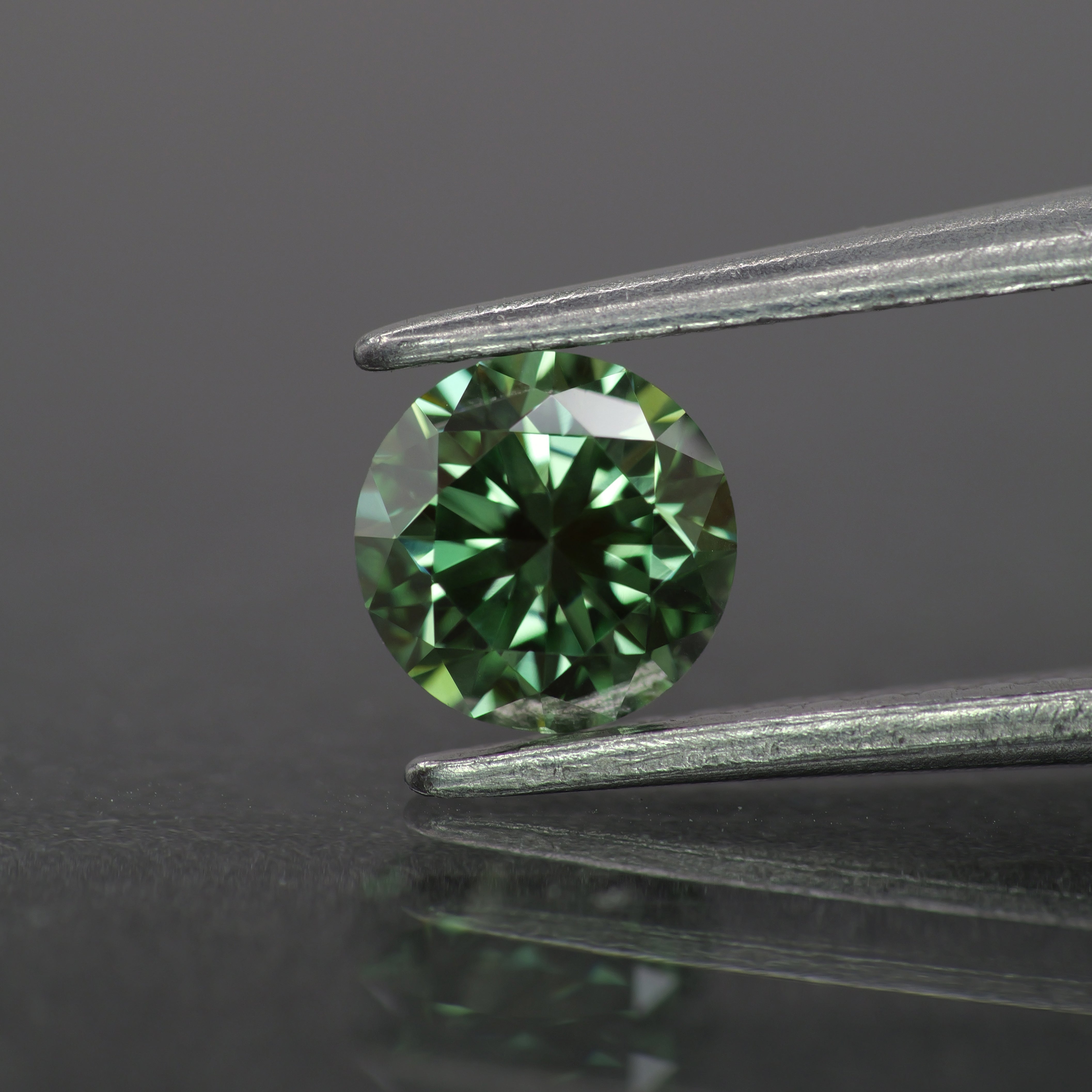Lab grown diamond | IGI certified | round-cut, *5.5mm, Fancy vivid green color, VS1, 0.62ct - Eden Garden Jewelry™