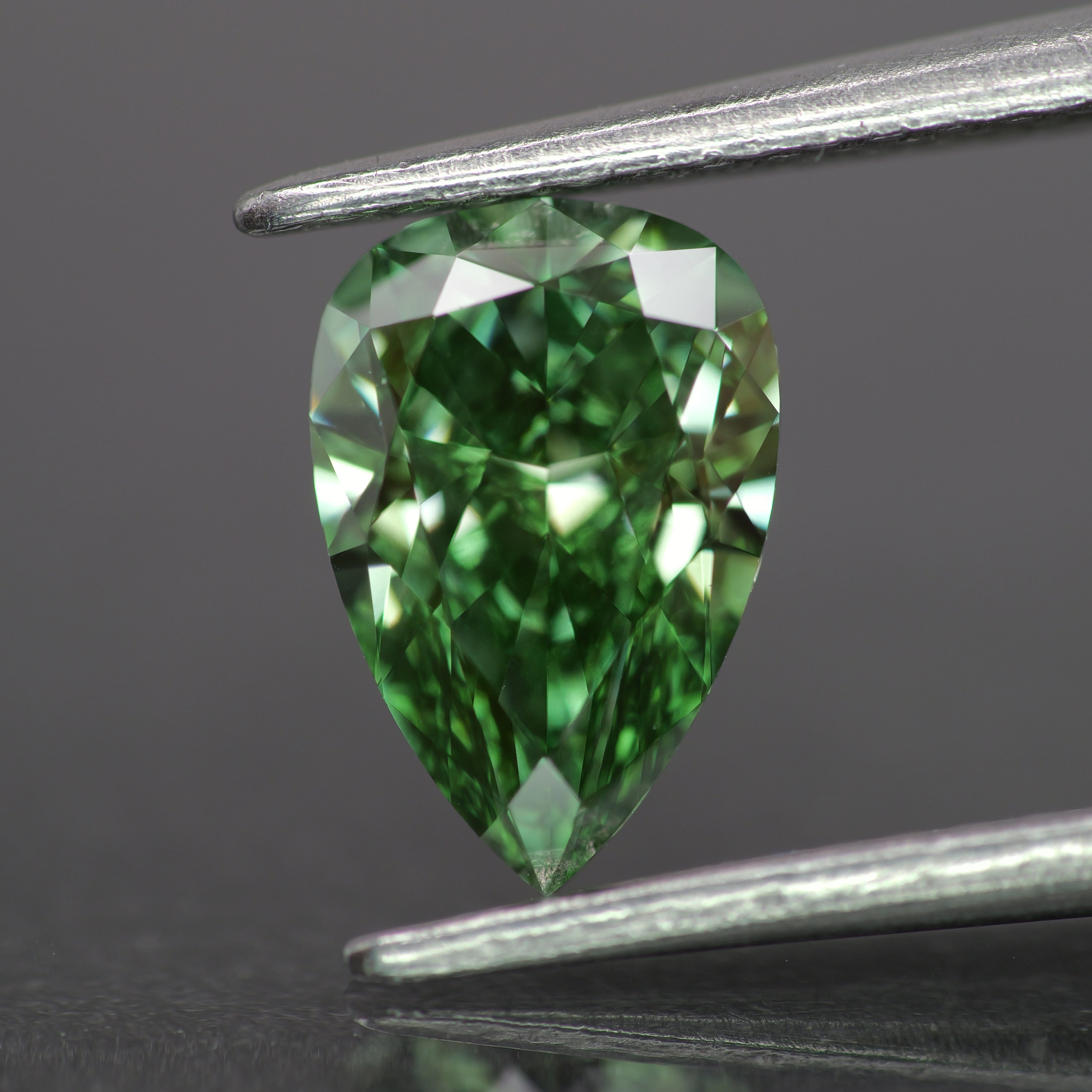 Lab grown diamond | IGI certified | pear-cut, 8x5.5mm, Fancy vivid green color, VVS 2, *1ct - Eden Garden Jewelry™